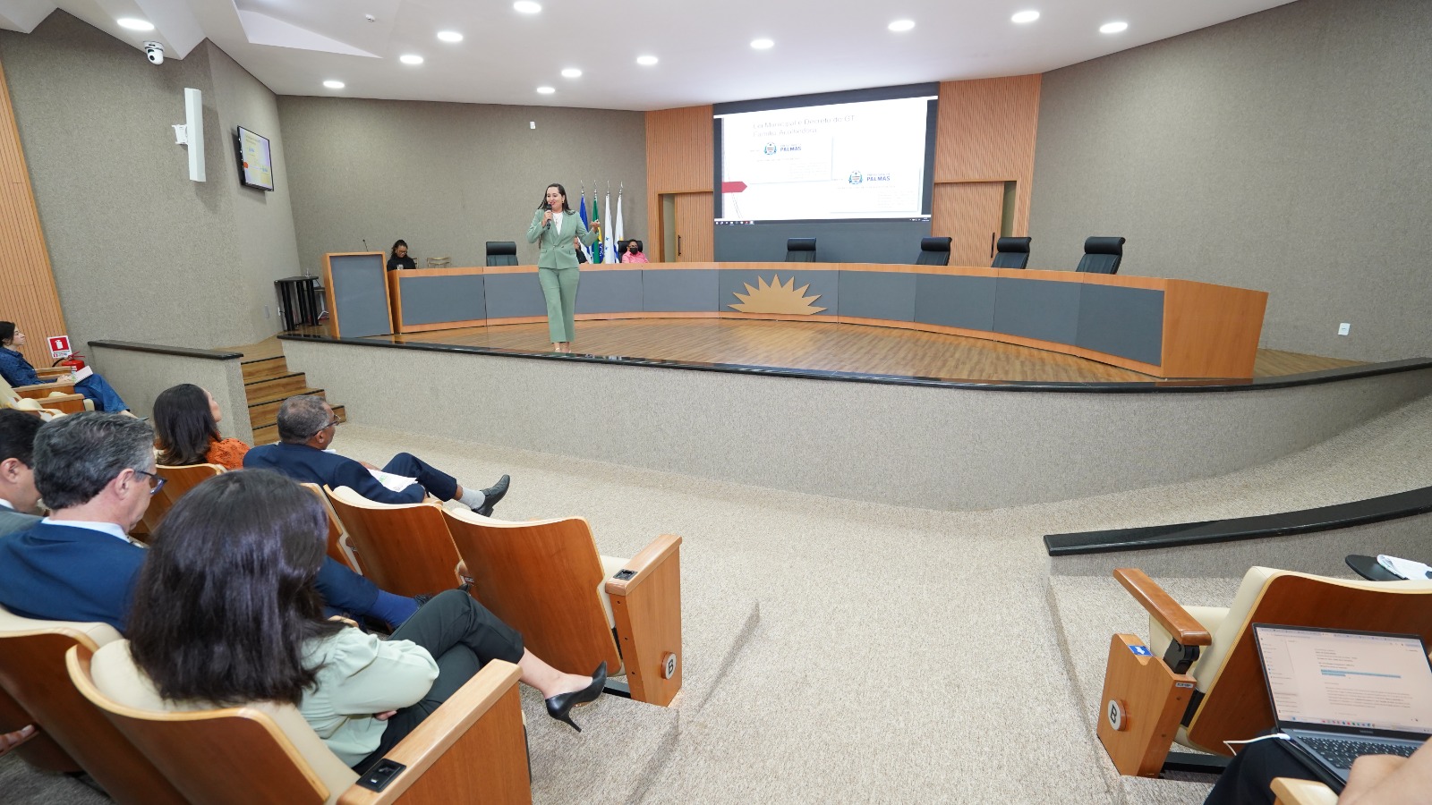 Superintendente de Proteção Social Especial da Semas, Marlucy Albuquerque, explica proposta do Família Acolhedora em Palmas