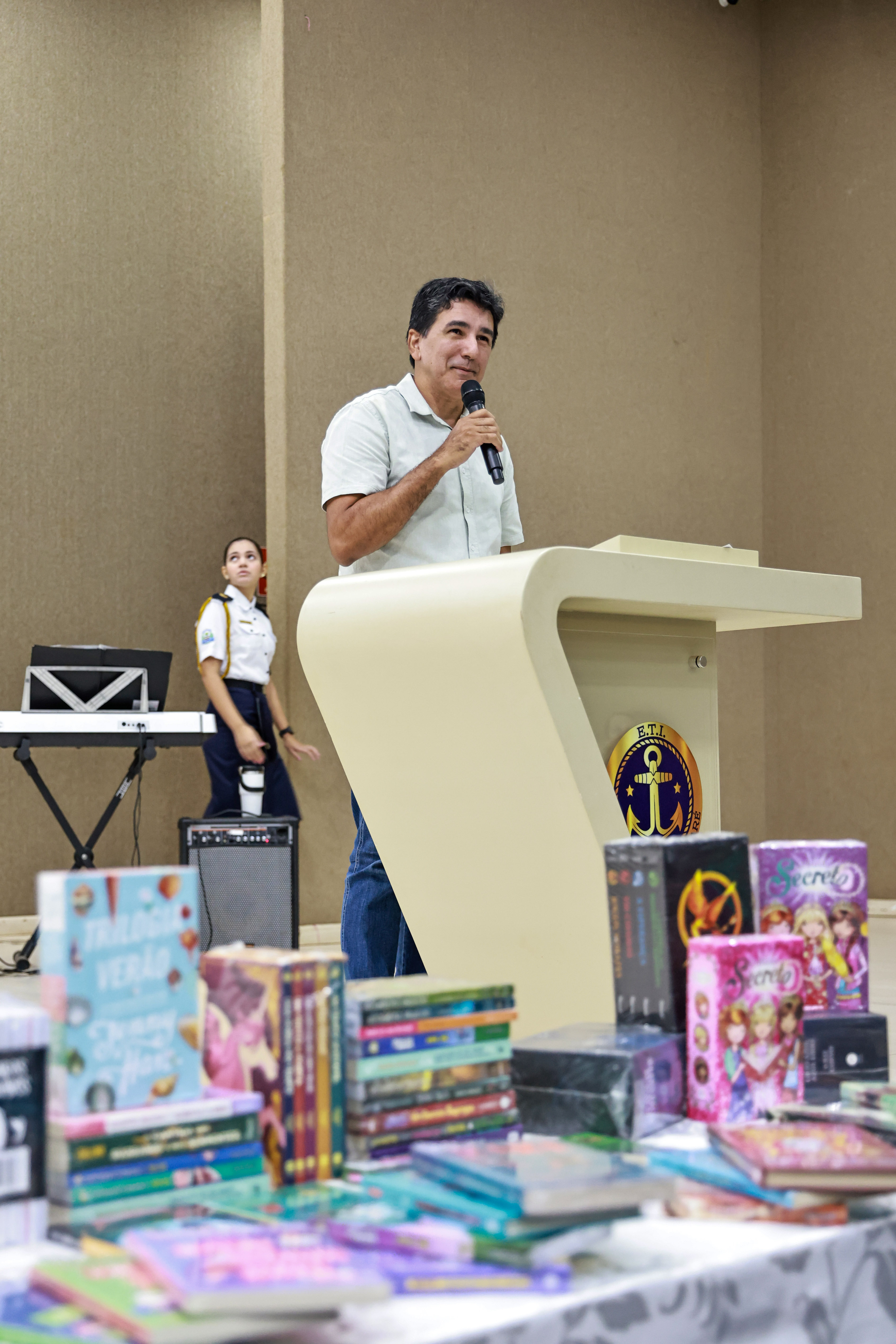 06/03/2025 - Entrega de livros didáticos para ETI Almirante Tamandaré.
Estive presente o representante do poder público Warley Marques.
Palmas TO
Foto: Edu Fortes
Na foto: Deputado Estadual Junior Geo