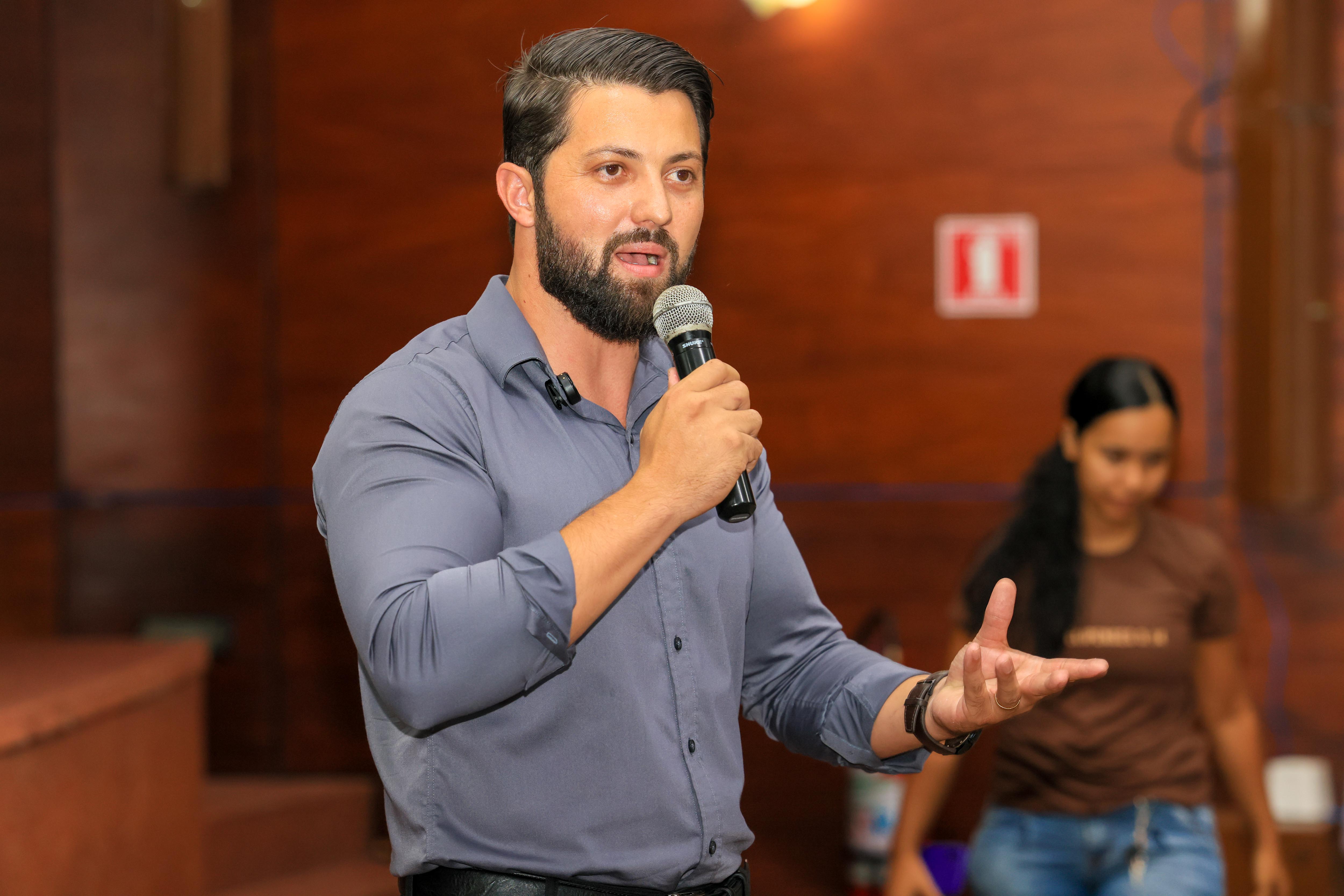 Presidente da Fundação Municipal da Juventude, Rivaldo Azevedo da Silva, participa da abertura do curso e ressalta a importância da qualificação para a juventude palmense
