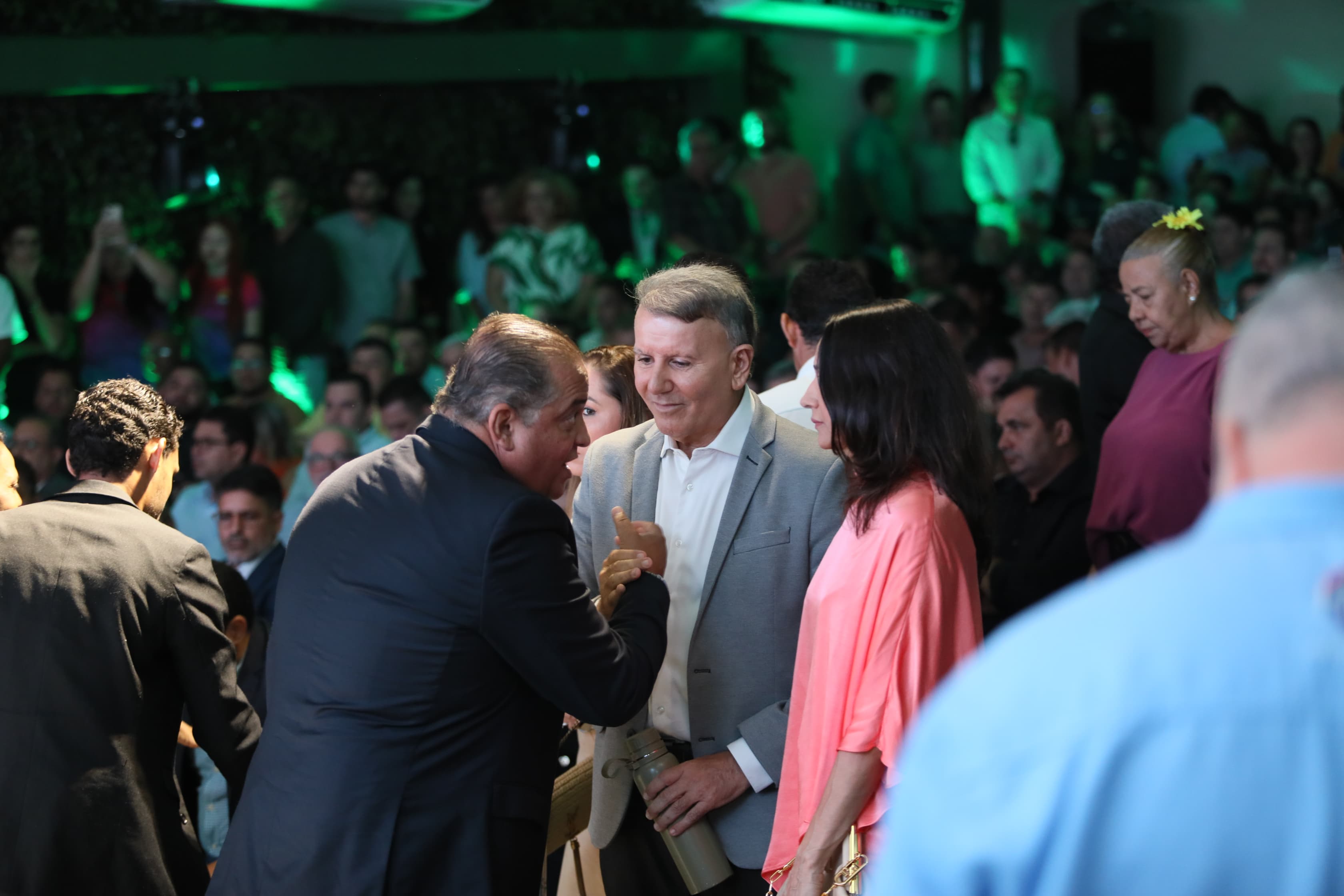 Prefeito e primeira-dama com o senador Eduardo Gomes - foto: Edu Fortes