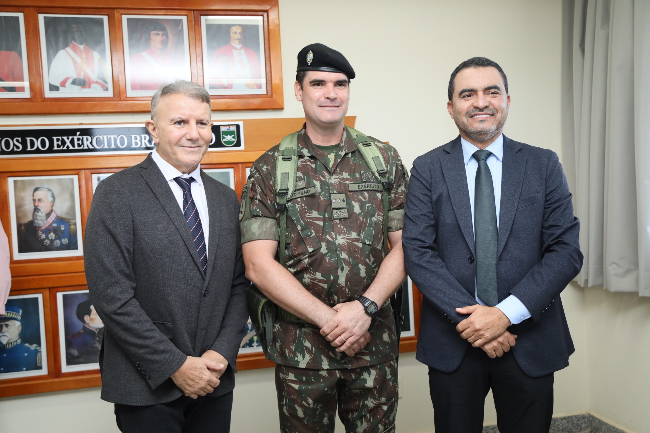 Prefeito de Palmas participa de solenidade de entrega dos primeiros blindados Guarani no Tocantins