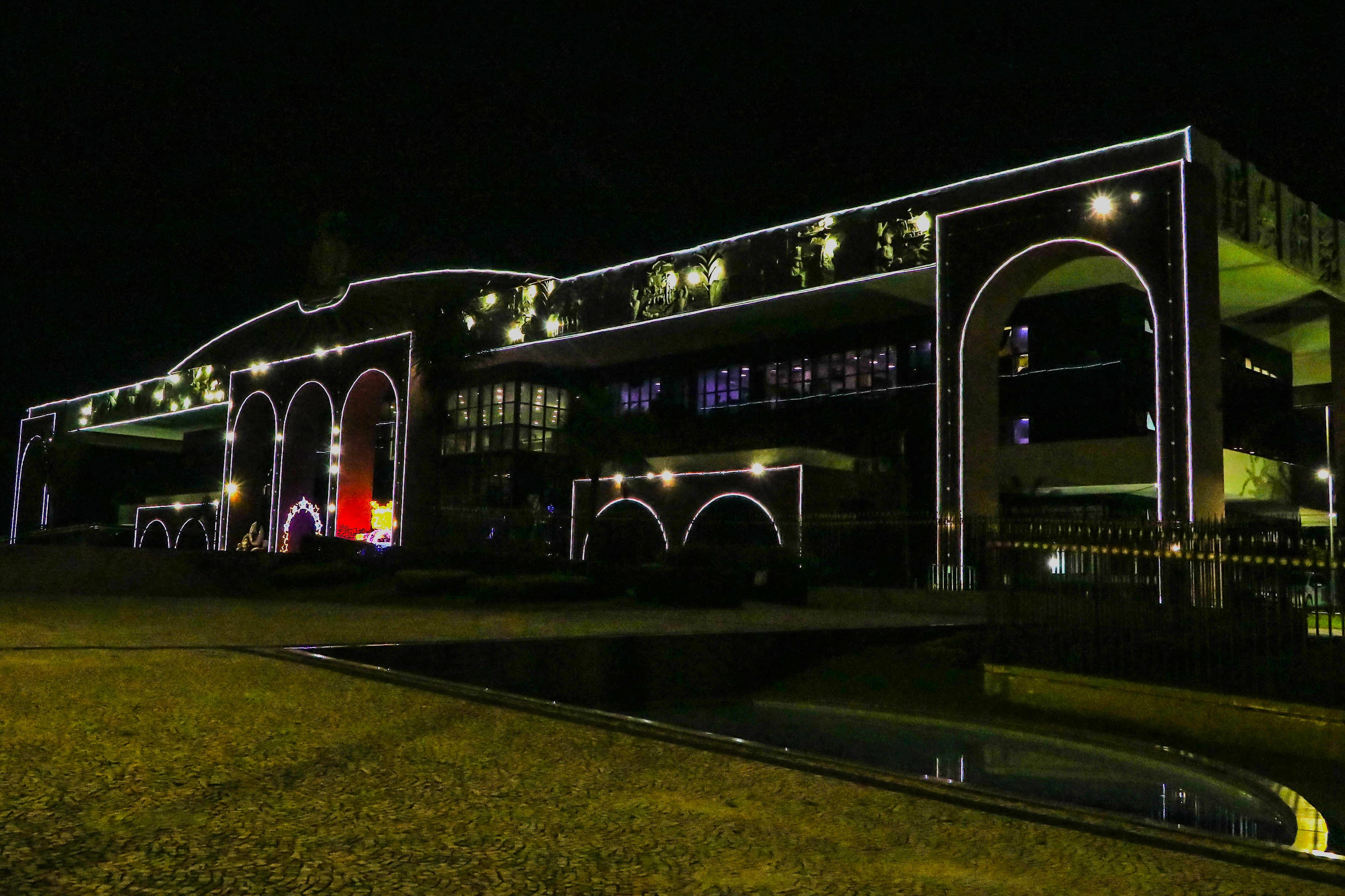 O Palácio Araguaia também ganhou uma iluminação toda especial para este período natalino em suas áreas externa e interna