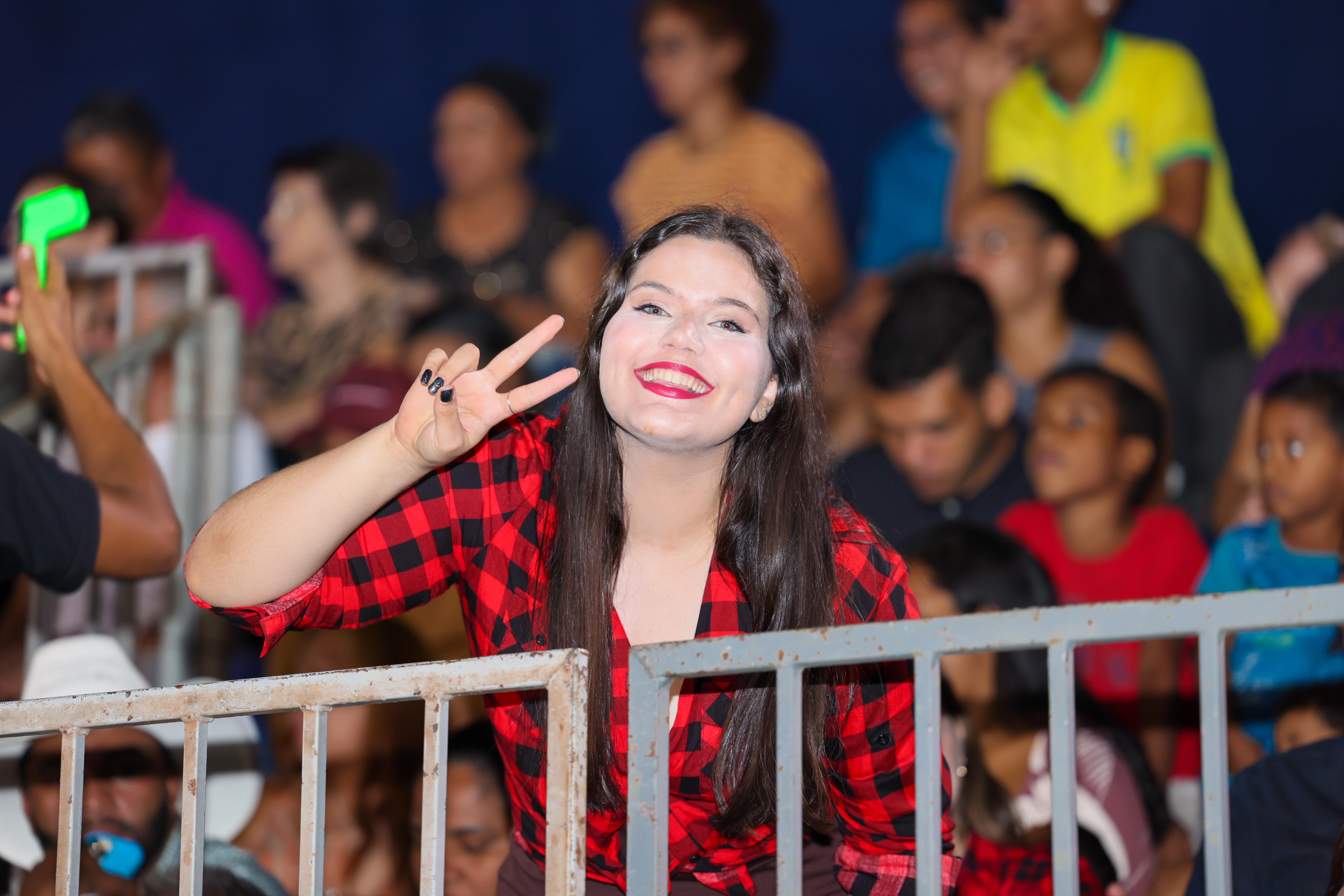 As quadrilhas deram um show, conta a estudante Rafaella Neiva, impressionada com sua primeira experiência no Arraiá - Foto - Regiane Rocha