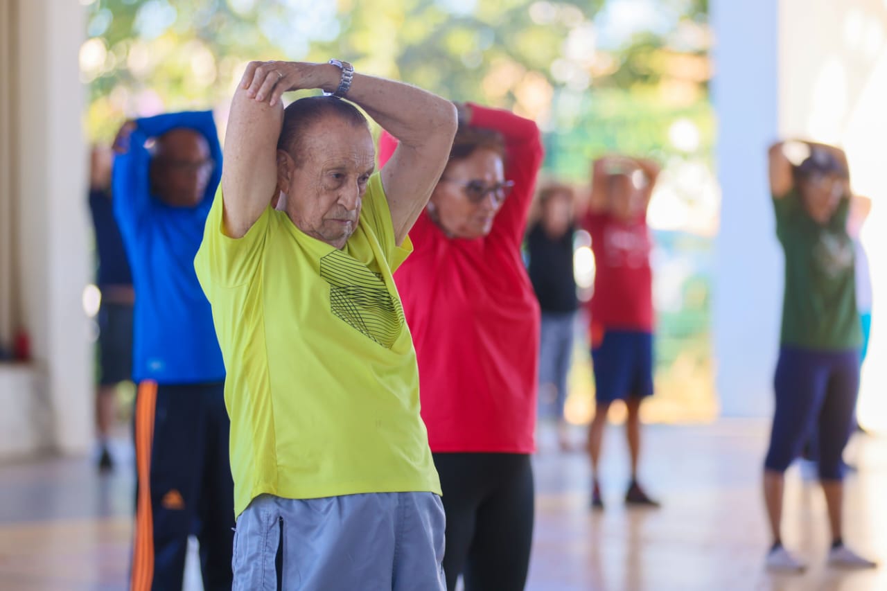 Usuários do Parque Municipal da Pessoa Idosa durante uma aula de treinamento funcional
