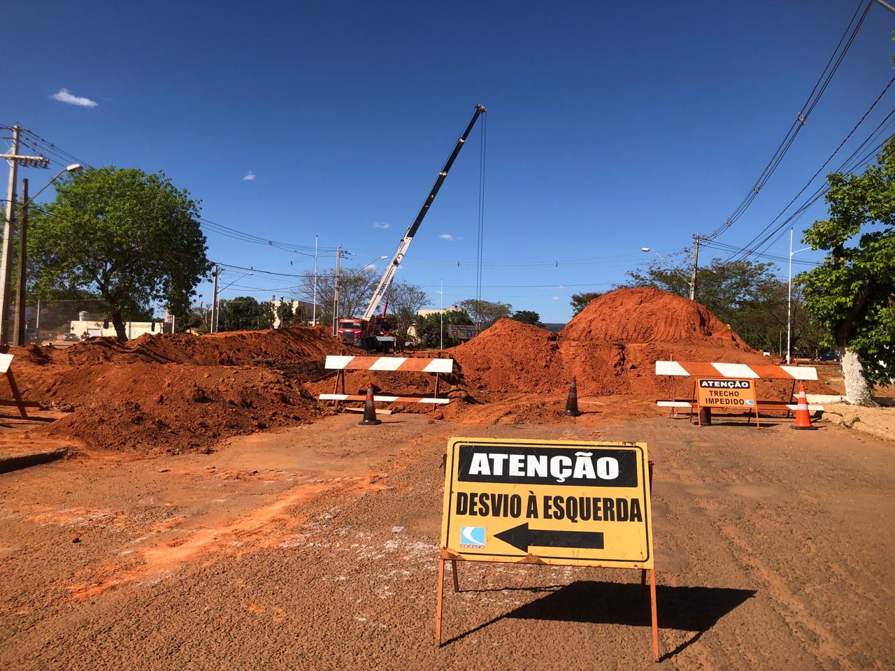 Devido às obras de drenagem na Avenida LO-21, foi necessário desvio de tráfego no local