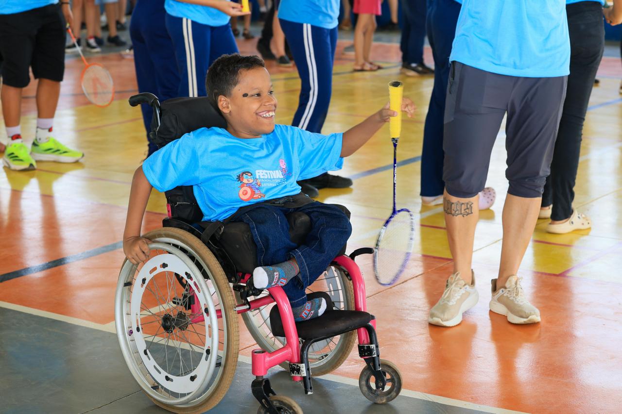Átila Crisostomon Miranda, aluno do 5° ano da escola Municipal Tom Jobim,  participando do festival