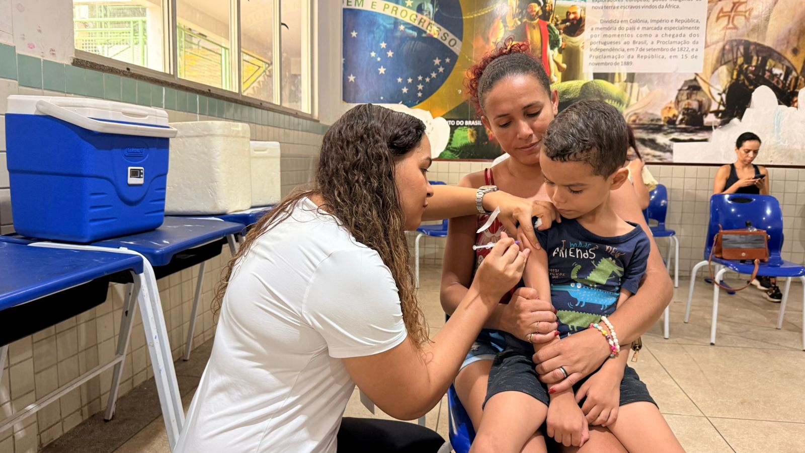 Com vacina atualizada dos filhos, Letícia Posidônio ainda conseguiu pegar Declaração de Situação Vacinal para rematrícula na escola