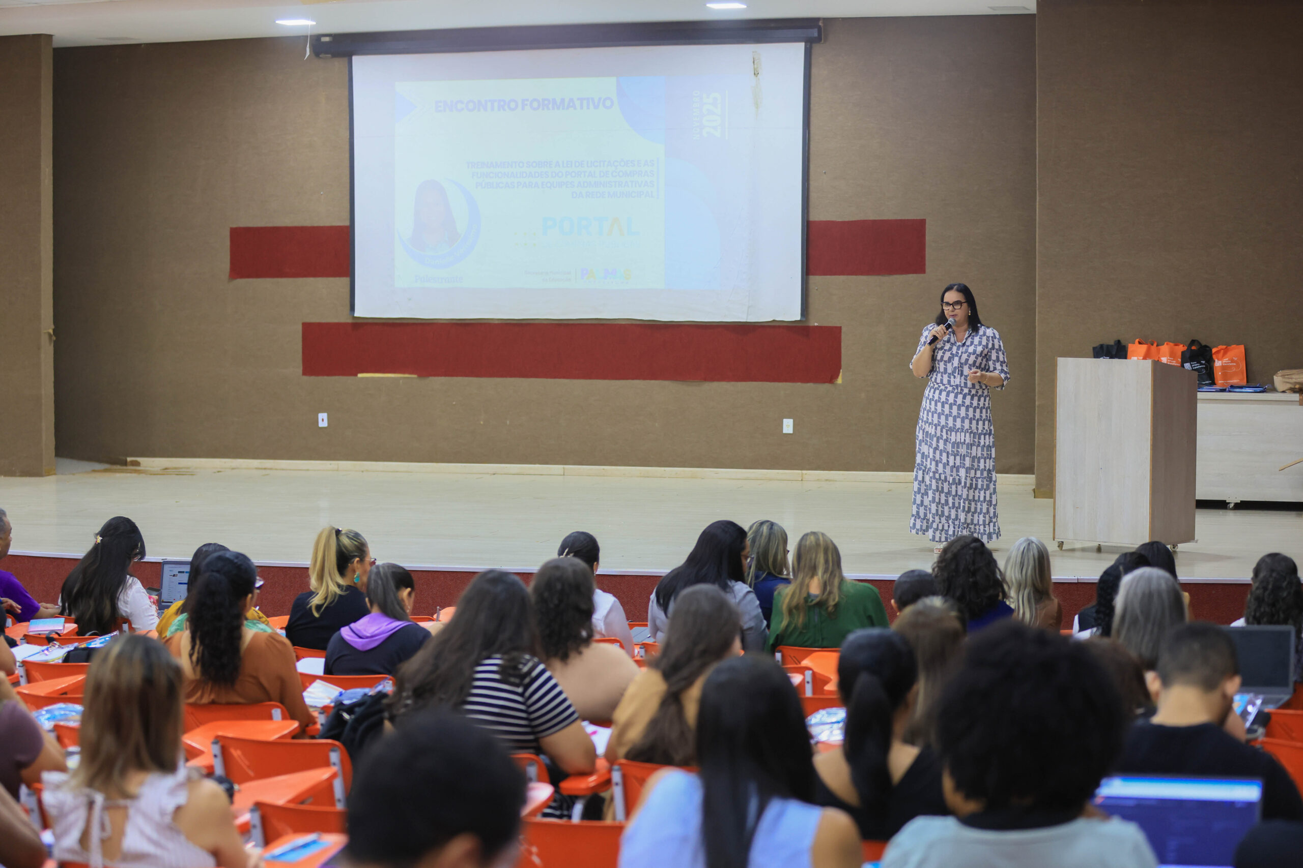Educação Palmas qualifica servidores em Lei de Licitações e Contratos para atendimento às demandas das escolas municipais