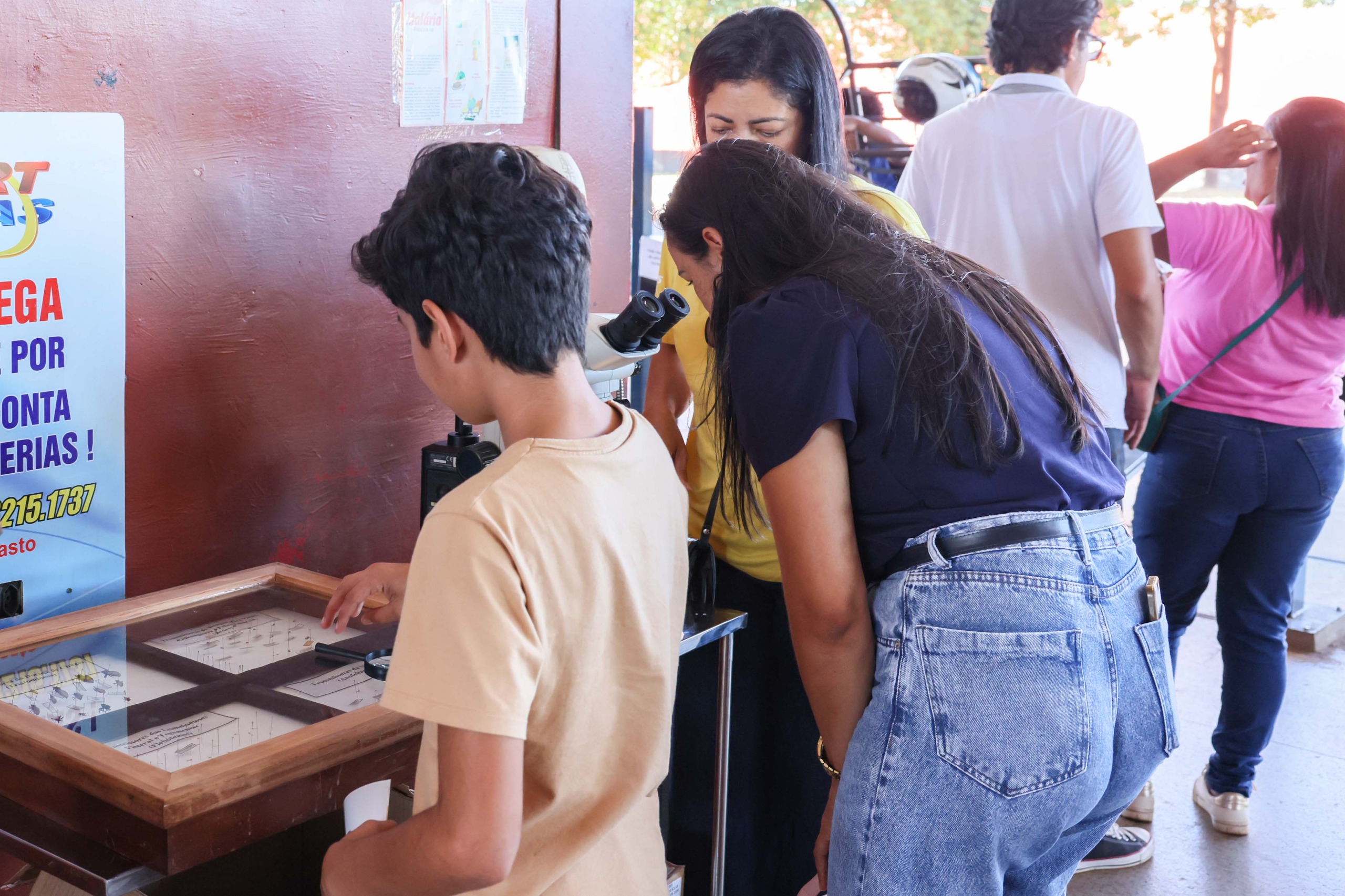 Viajantes que passam pela rodoviária de Palmas recebem orientações sobre a malária