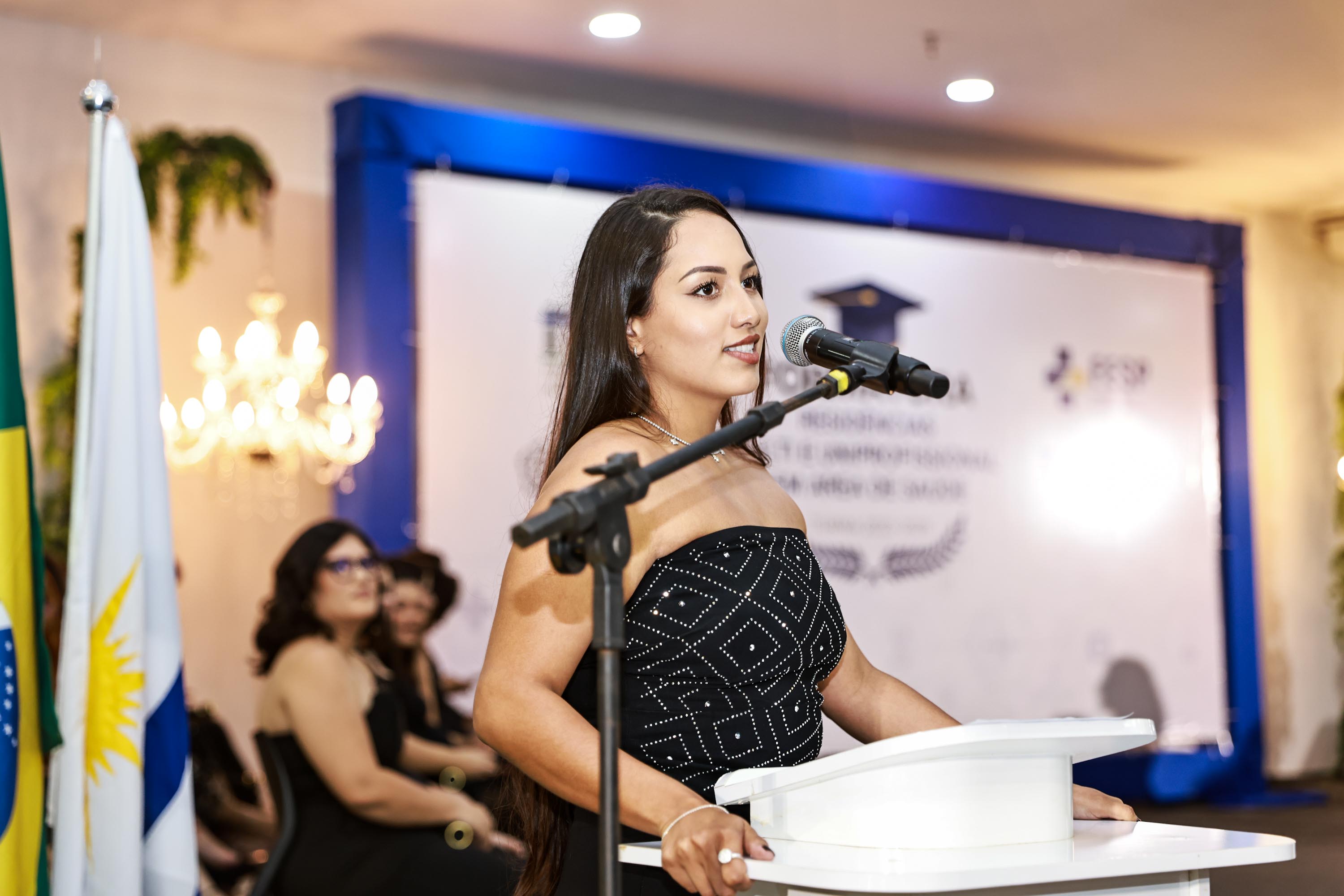 Enfermeira Evelin Chaiane Pantoja Santos falou em nome de sua turma