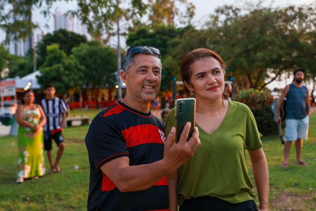 O espetáculo chamou a atenção do casal Maria da Paz e Airismar Mota, que aproveitaram o passeio para ver a apresentação. Foto: Regiane Rocha.