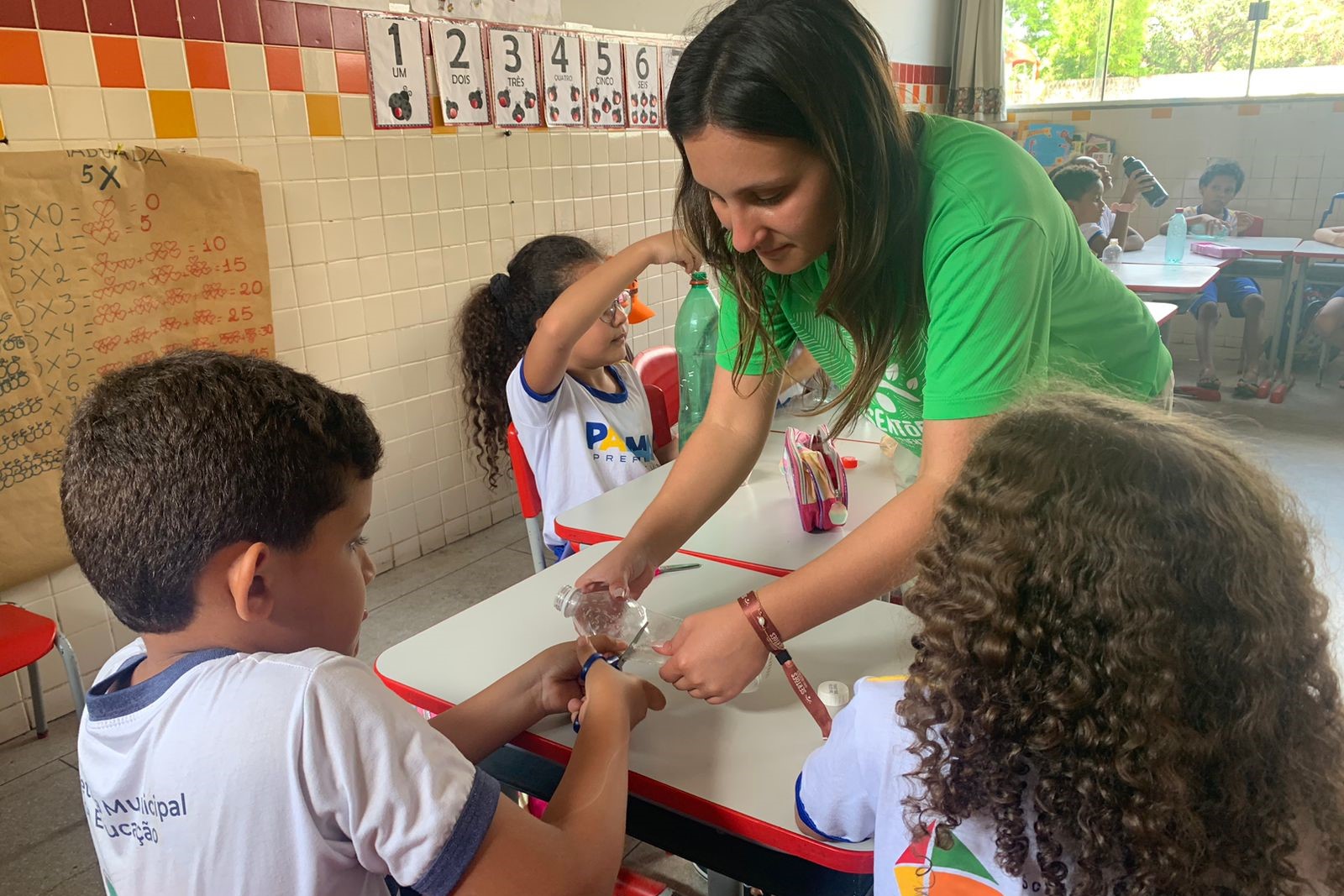 Alunos produziram chocalhos, instrumentos musicais feitos com materiais recicláveis