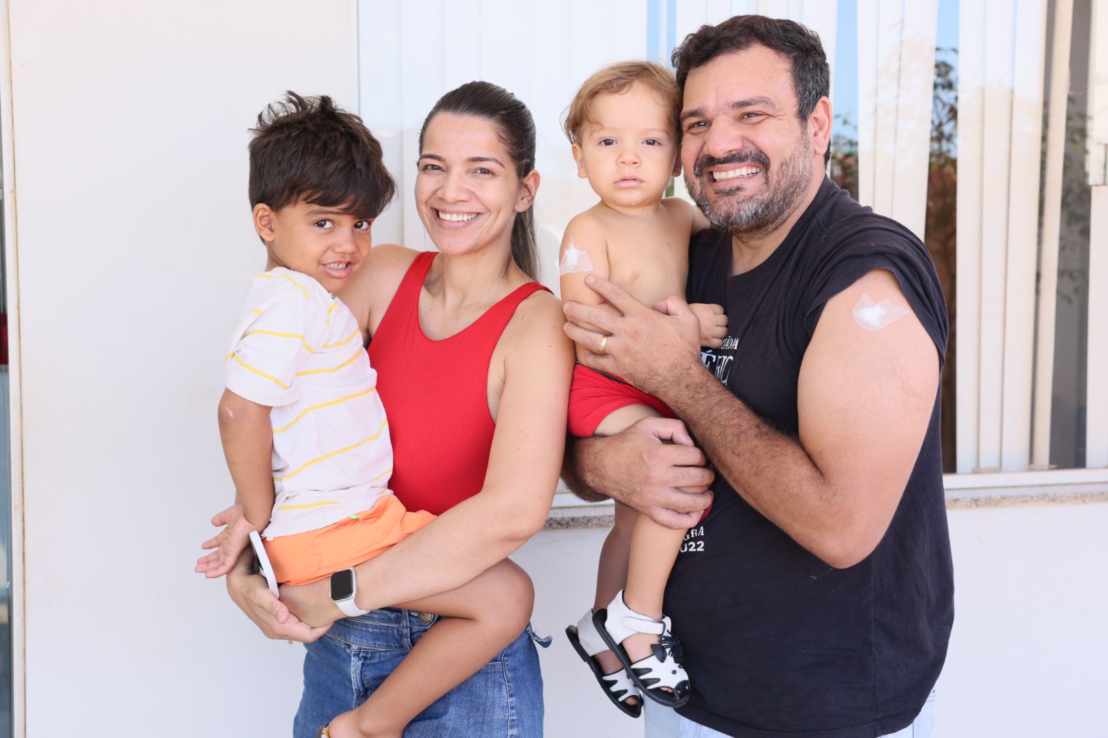 Pedro e Adayse e os filhos foram à unidade de saúde para garantir proteção de toda família