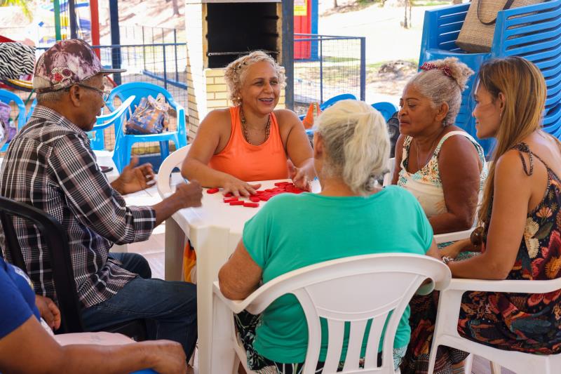 Café com Segurança é oferecido a idosos em programação de debates e palestras que alerta para violência