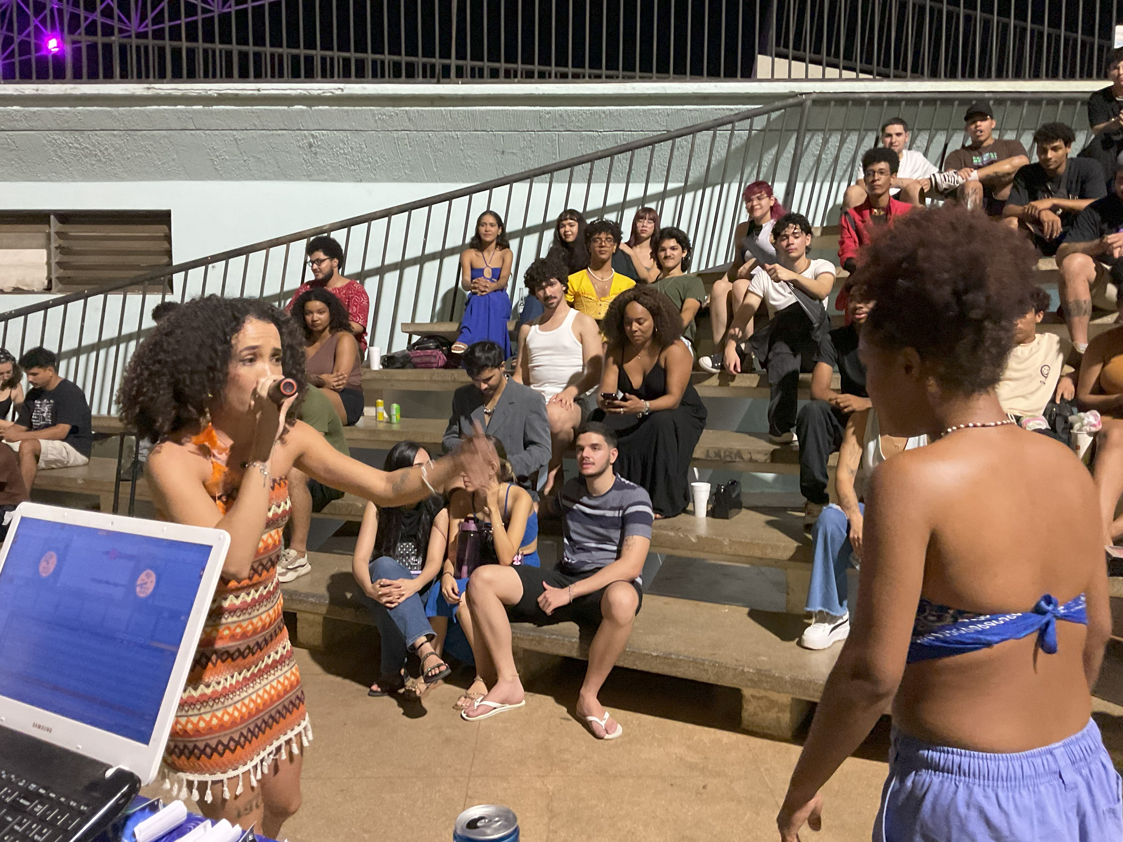 A noite do último domingo, 09, começou com a Batalha das Minas, que acontece todo mês no Espaço Cultural, em Palmas. Na foto: MC Juliá e MC Garnet.