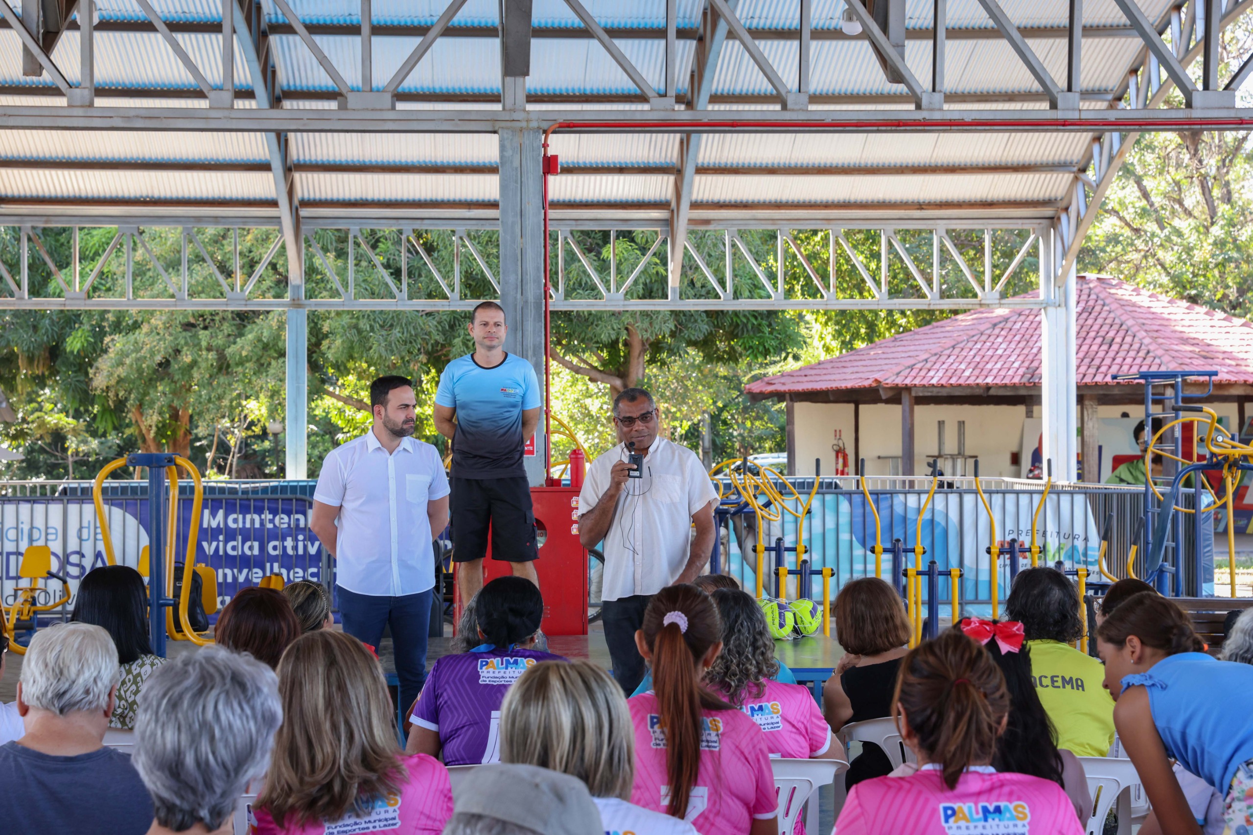 Amilson Rodrigues (à dir) fala da importância do evento para Palmas, ao lado de Lucian Baldon  e professor Allan Dutra (ao fundo)