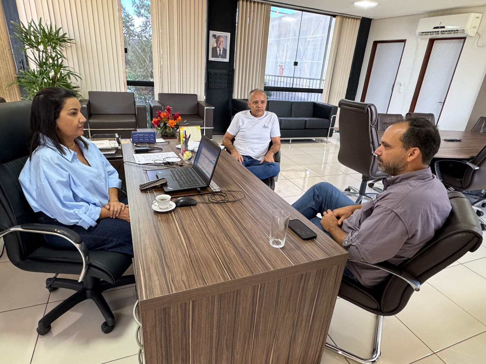 Secretária Ana Paula e o diretor administrativo, Charles Alves da Silva (ao centro), receberam o organizador da prova, Leonardo Barbosa