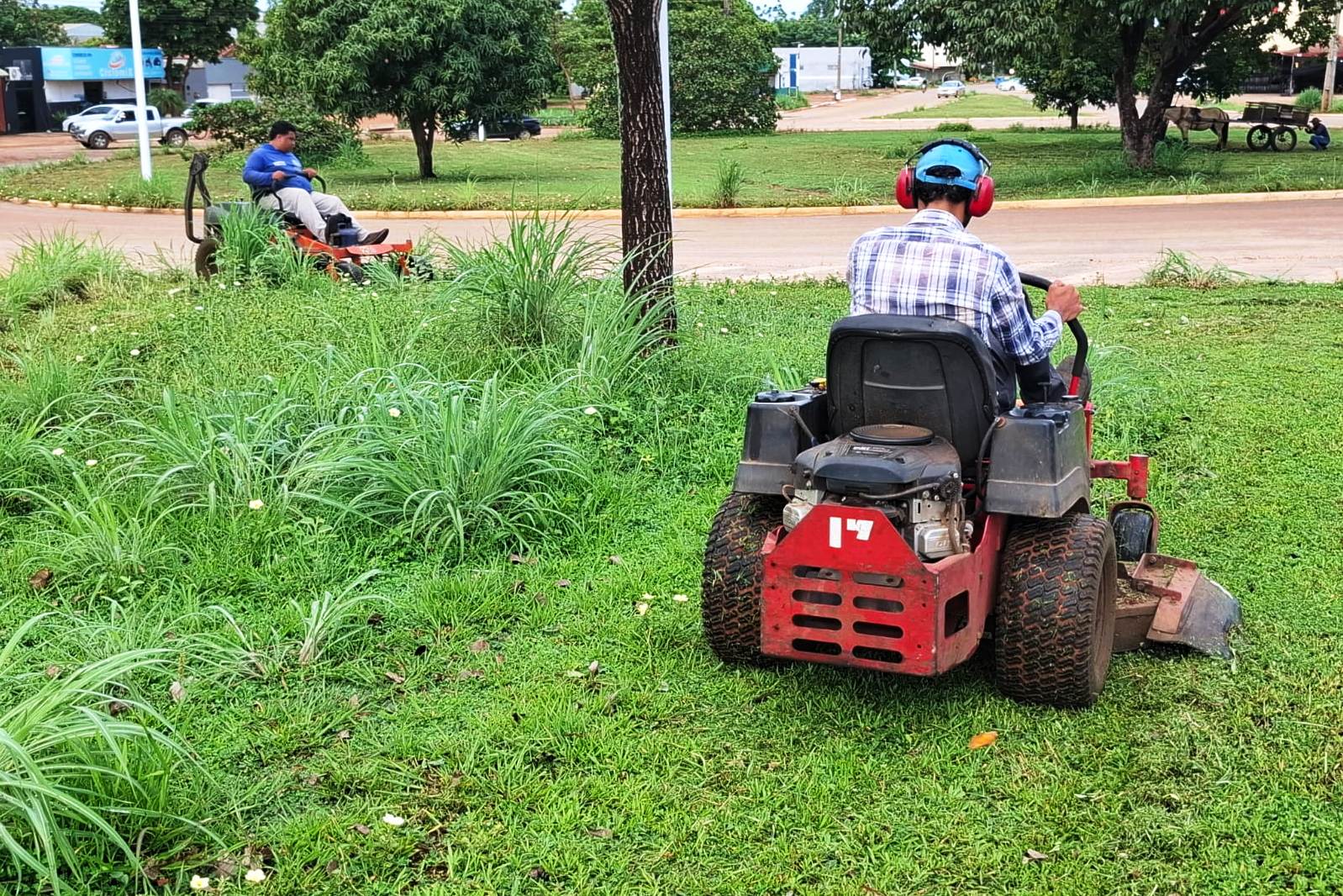 Roçagem com minitrator giro zero foi executada na Avenida NS-05, região norte