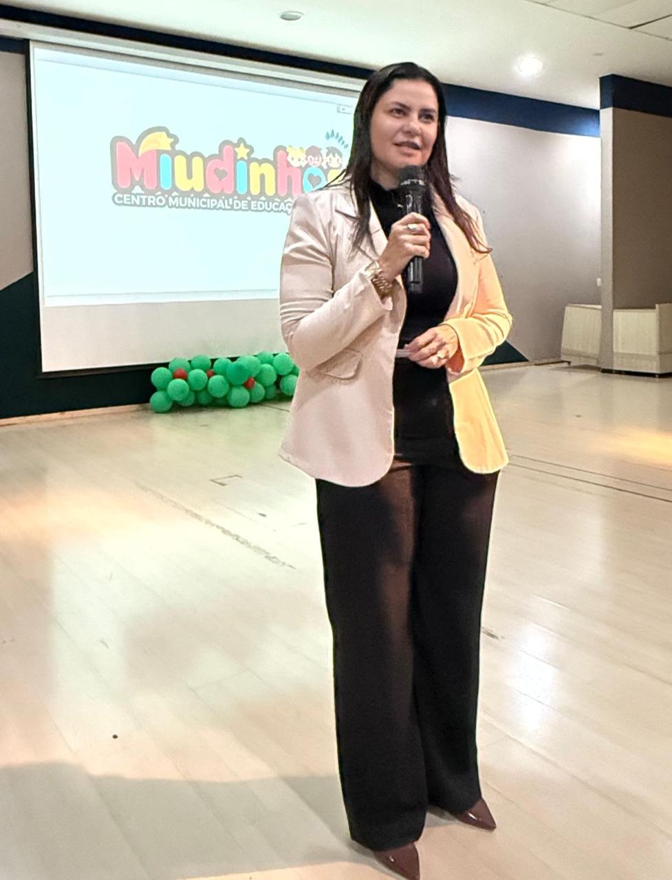 "Seja pela expressão artística da ETI Margarida Lemos ou pela ternura da Cantata do Cmei Miudinhos, enxergamos o quanto nossas crianças evoluíram, se descobriram e se sentiram pertencentes à escola" - Secretária Municipal da Educação de Palmas, Anice Moura -