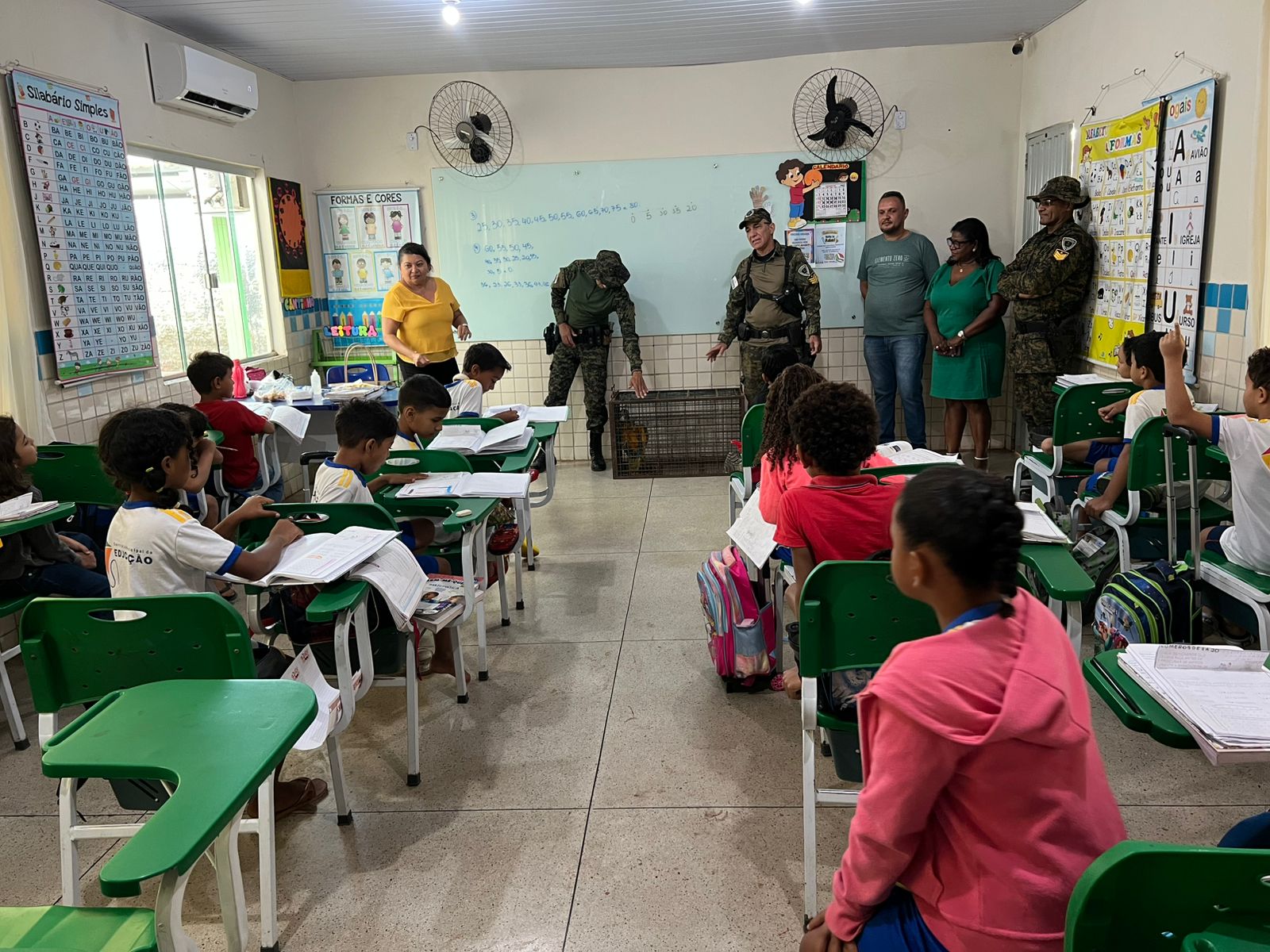 Agentes ambientais levaram para a sala de aula uma arara-canindé que havia sido restagada horas antes no Jardim Aureny