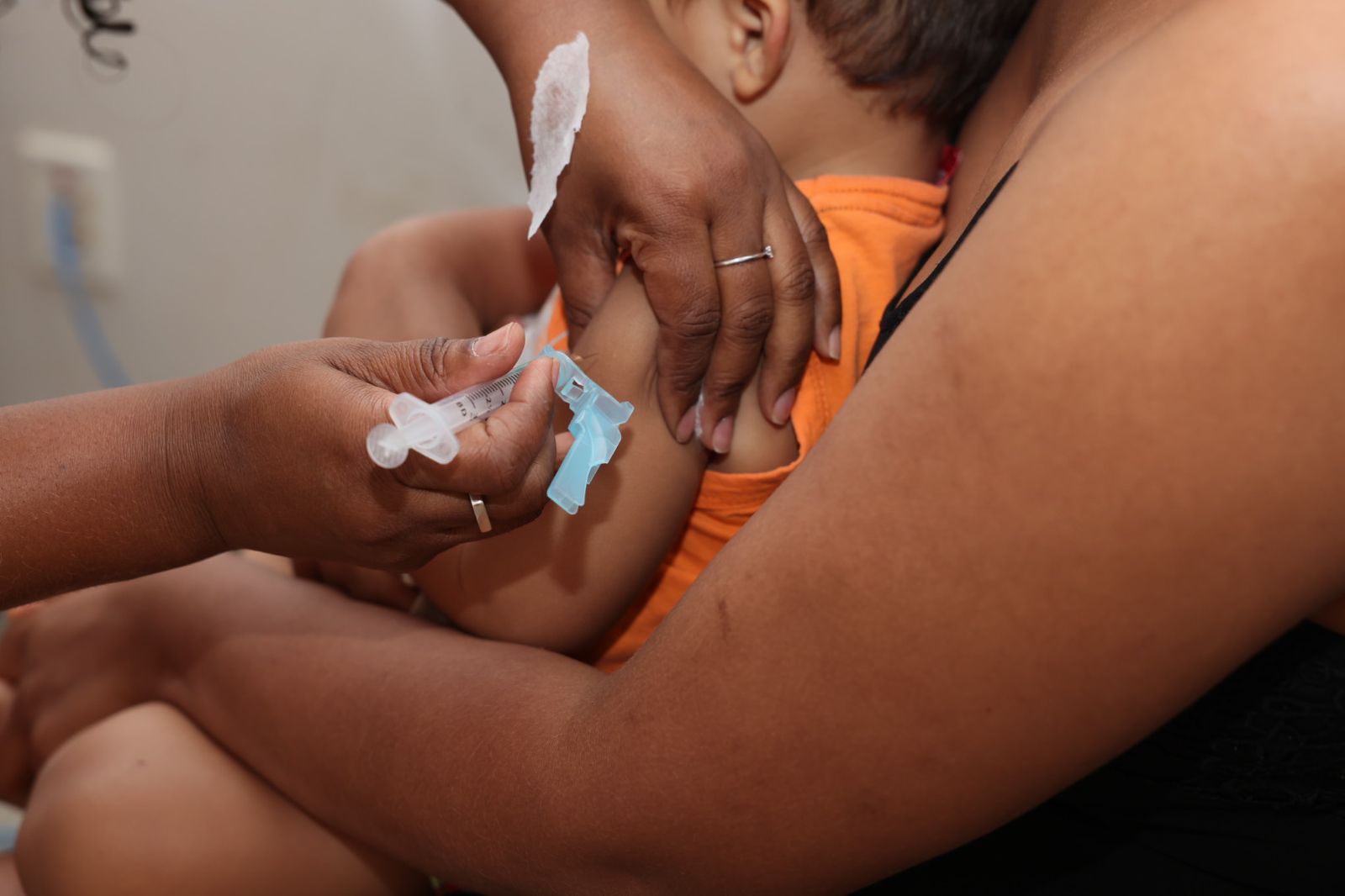 Crianças foram levadas para se imunizar neste sábado, 2, após chamado da Prefeitura de Palmas