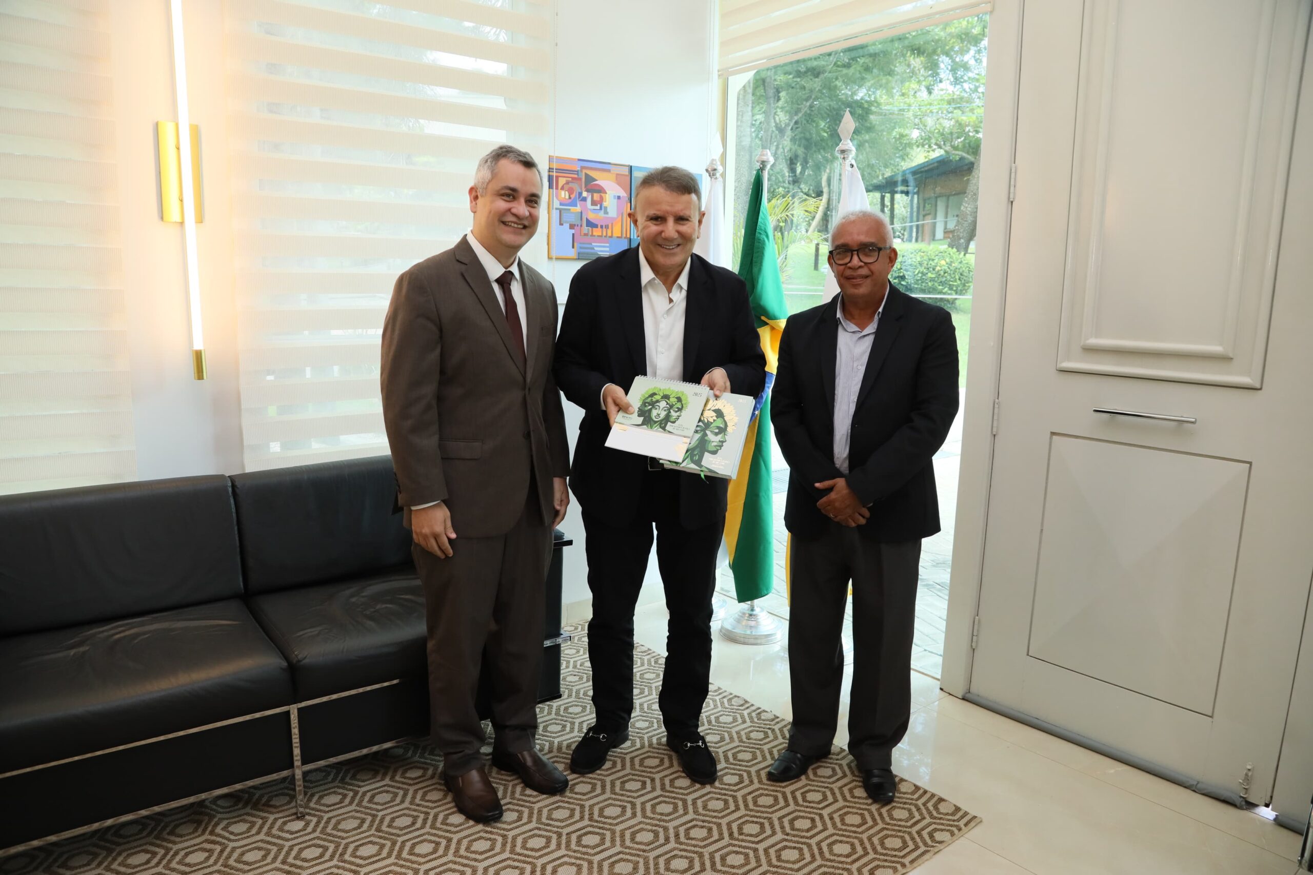 Eduardo Siqueira Campos recebe defensor público-geral para tratar de demandas sociais e de cidadania