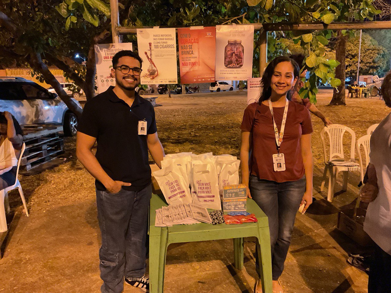 Equipe da Semus, do setor de ISTs e de combate ao tabagismo durante o Cerrado Rap, distribuindo kits e conscientização. Foto: Kaio Costa