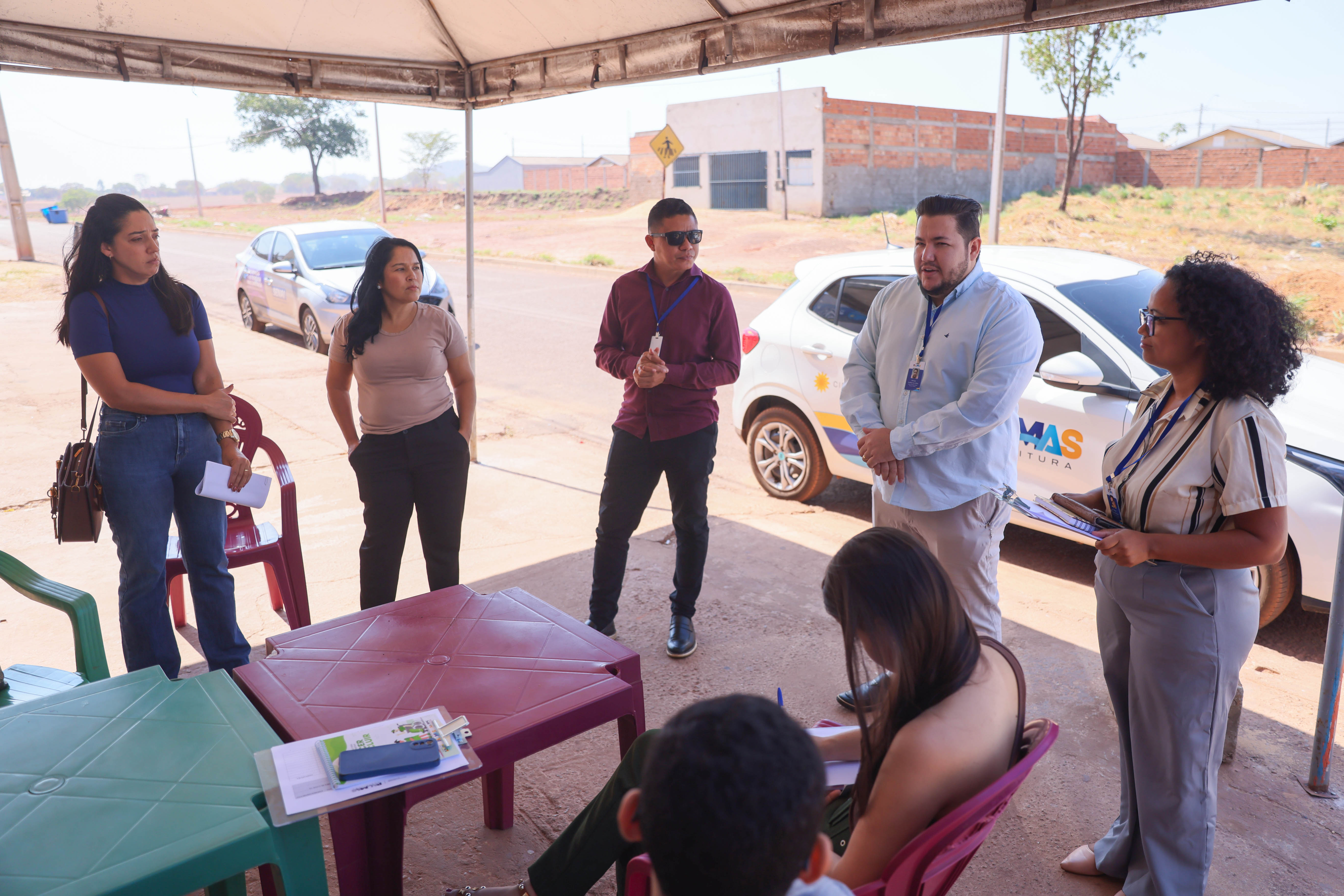 Equipe da Secretaria de Habitação em visita aos  residenciais Jardim Vitória I e recanto das Araras I e  II