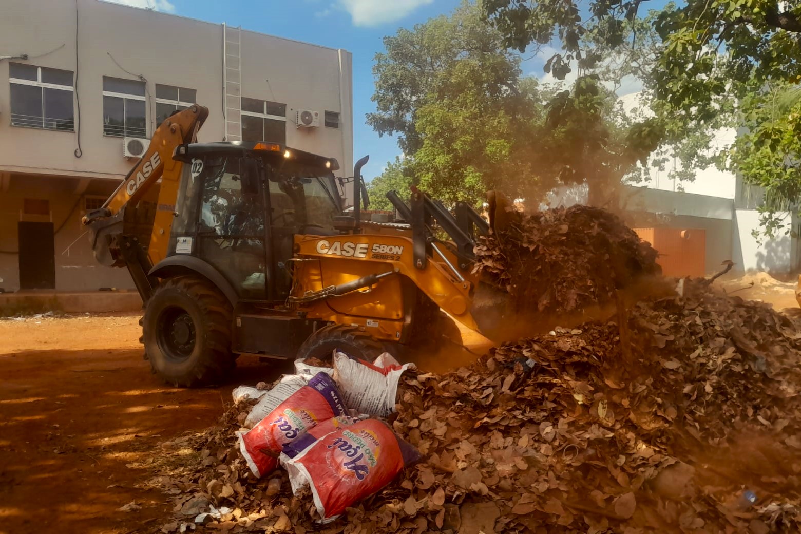 Retirada de entulhos na quadra Arse 32 (306 Sul)