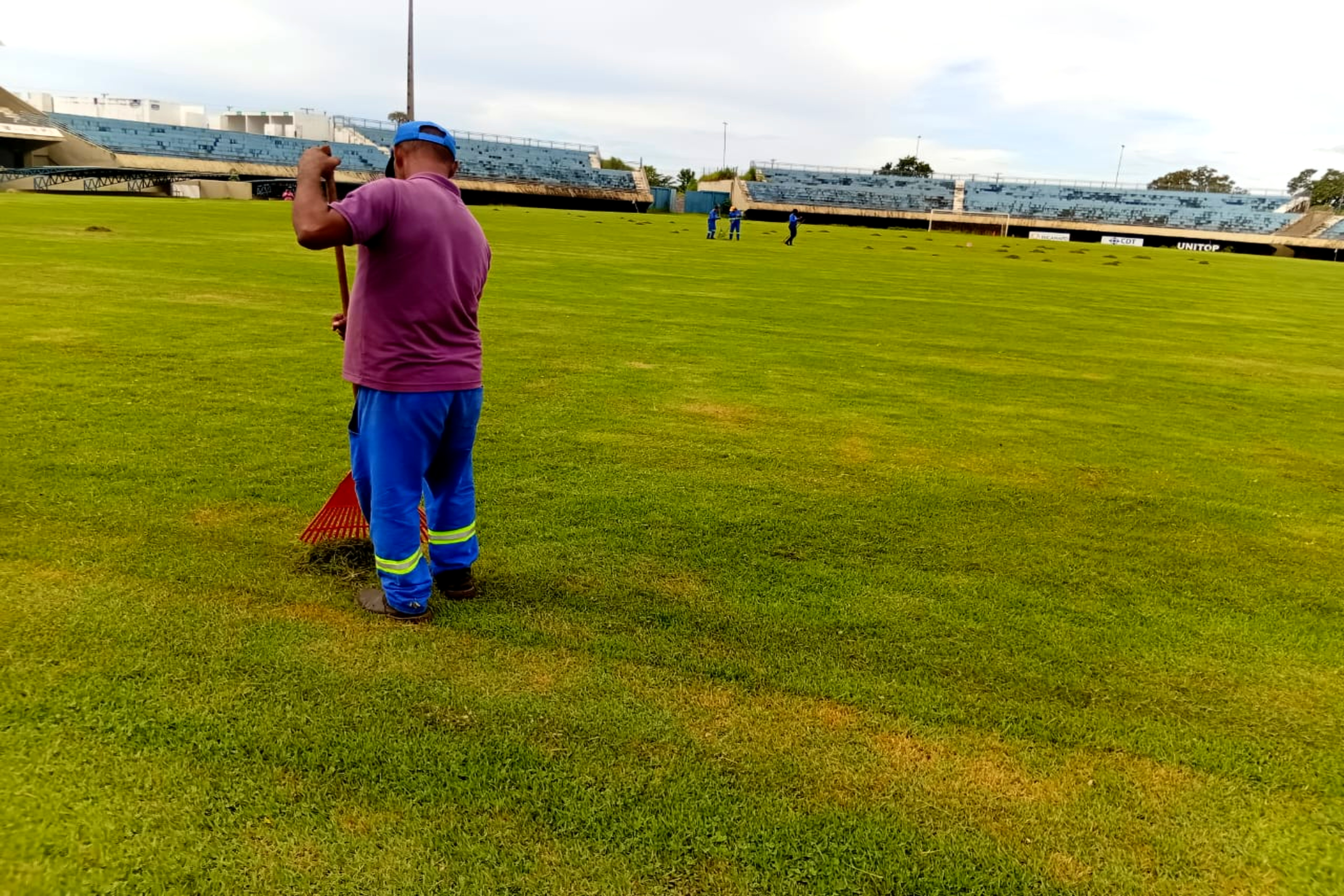 Prefeitura de Palmas realiza serviços de limpeza no Estádio Nilton Santos