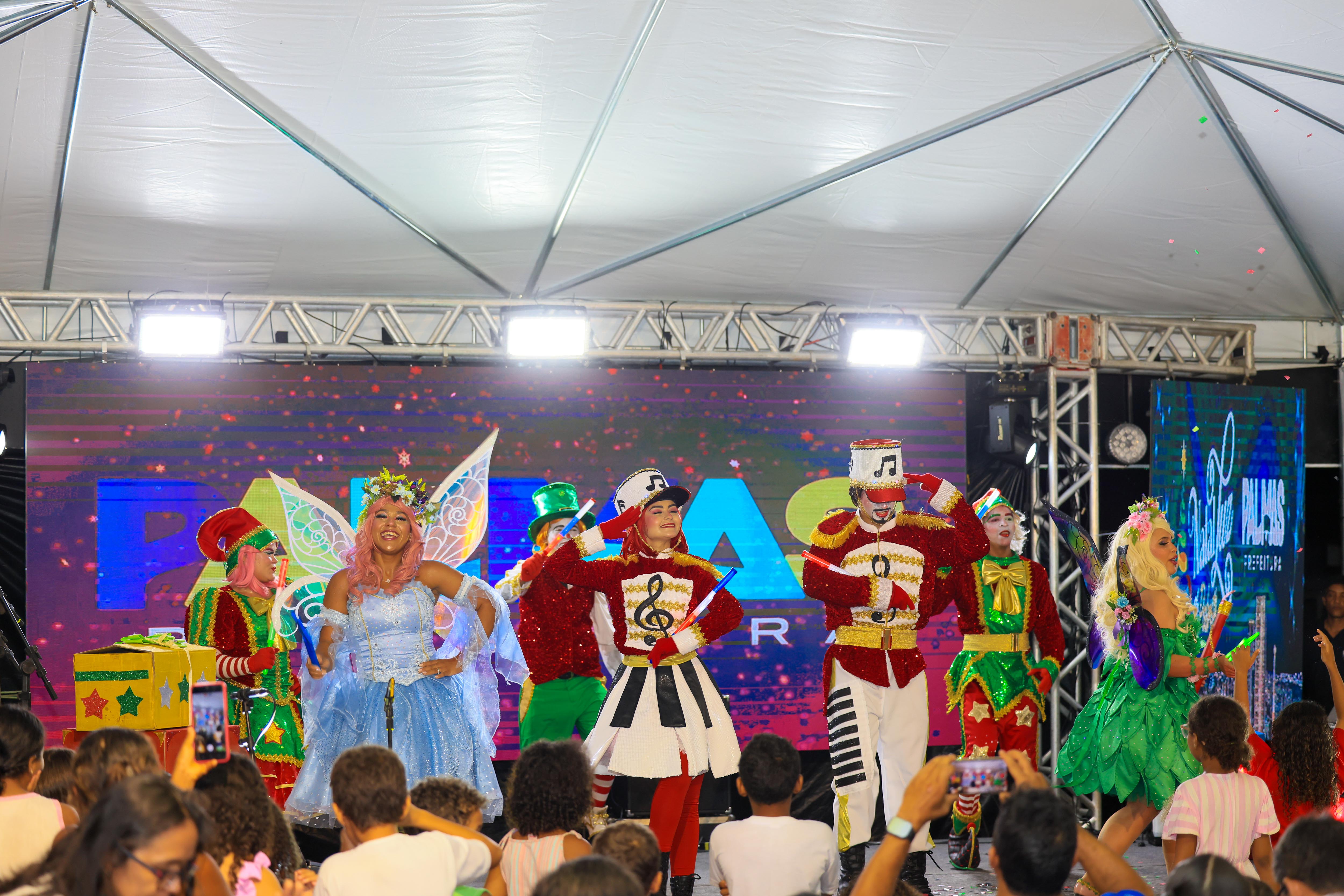 O evento teve início com a apresentação de Um Conto de Natal