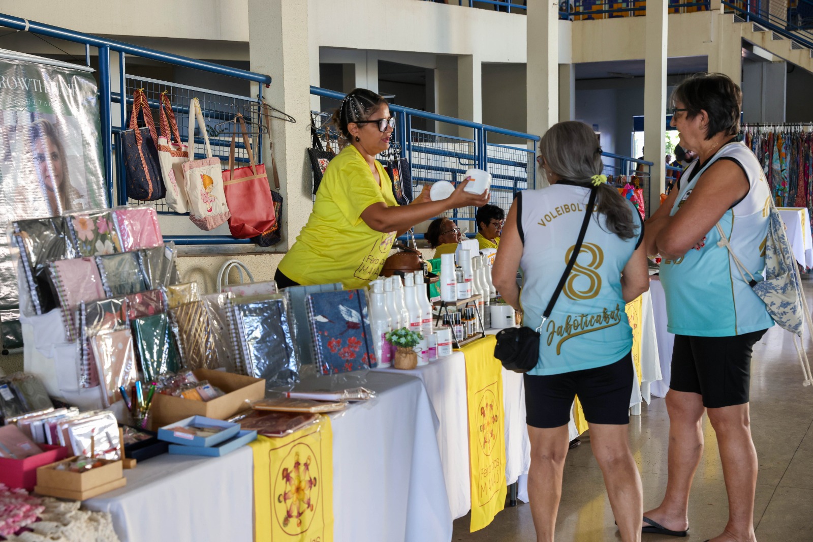 Durante os dias de competição a ‘Feira das Manas’, a ‘Associação Mulheres Unidas do Jalapão’ e o grupo ‘Amigos do Vôlei Adaptado (AVA)’, do Mato Grosso do Sul, expuseram e venderam produtos e artesanatos regionais