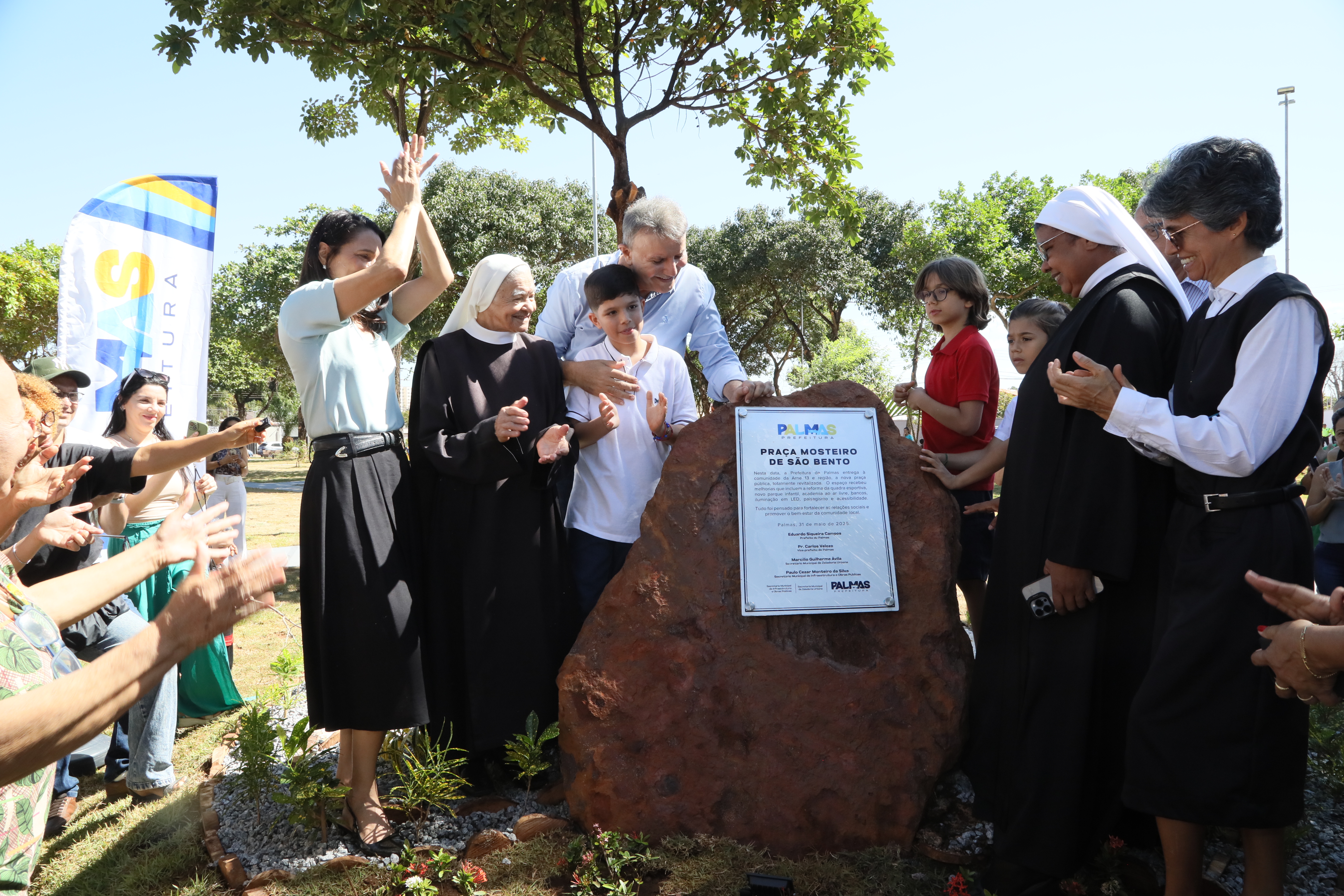 Prefeito entrega Praça Mosteiro de São Bento, na Arne 13 (108 norte)