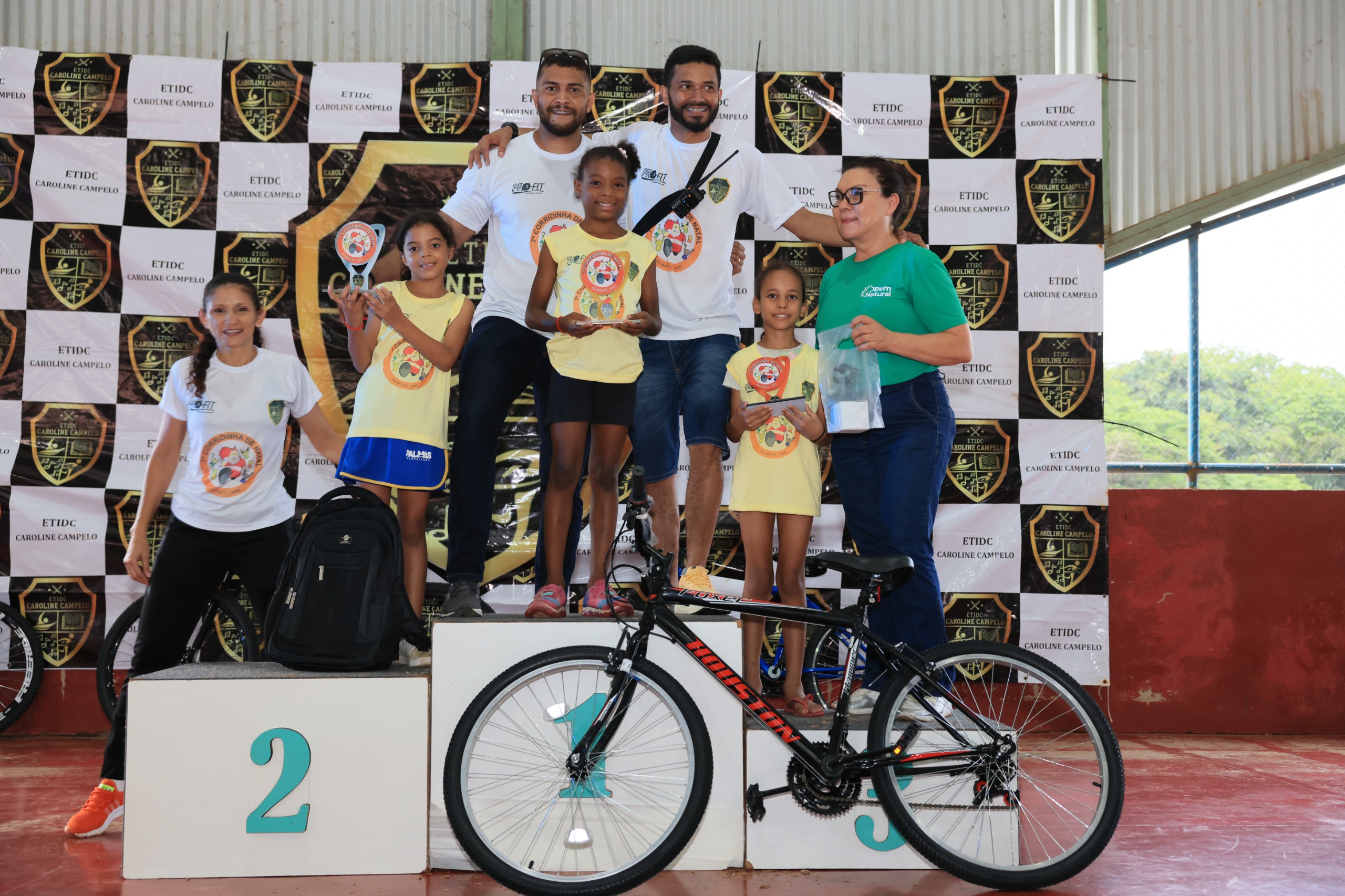 Vencedores foram premiados com troféus e brindes -  primeiro lugar levou uma bicicleta