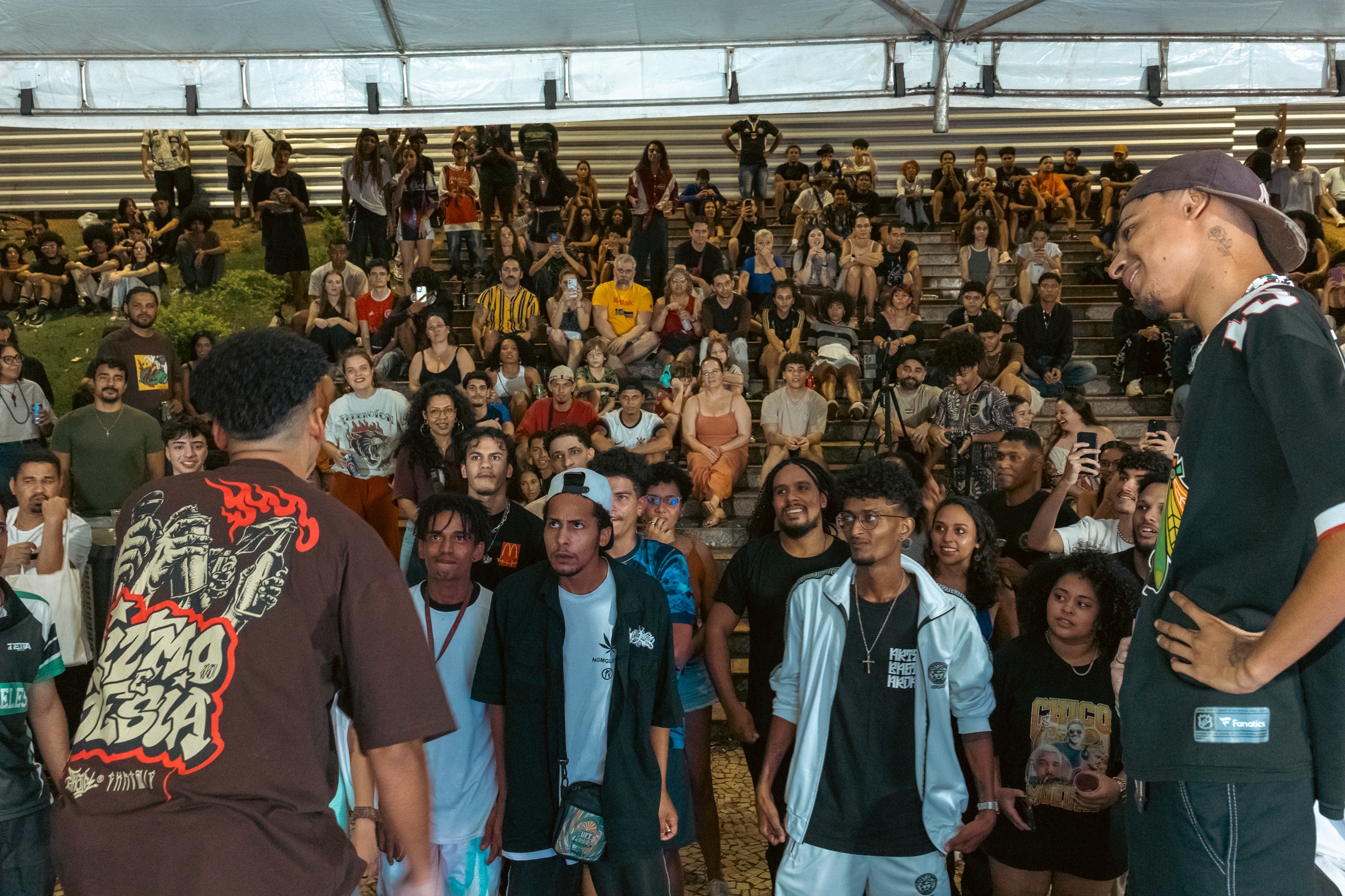 A cada rima lançada, plateia ficava atenta para não perder a ideia lançada.