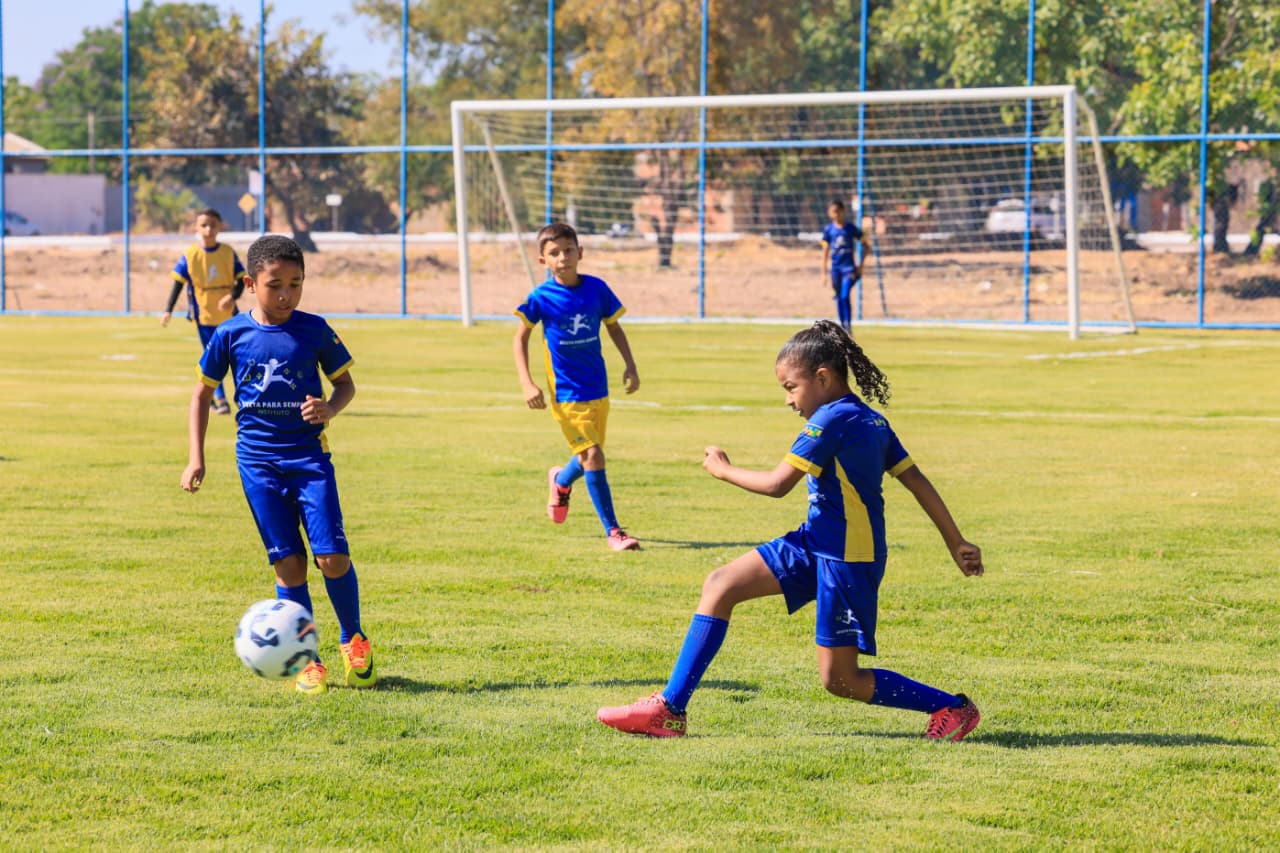 Amistoso entre crianças de 5 e 9 anos marcou a estreia do novo campo 