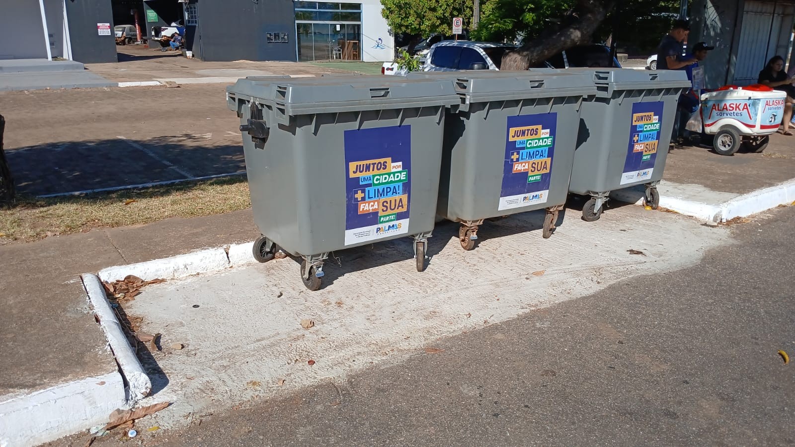 Recuo e novas lixeiras na Avenida JK