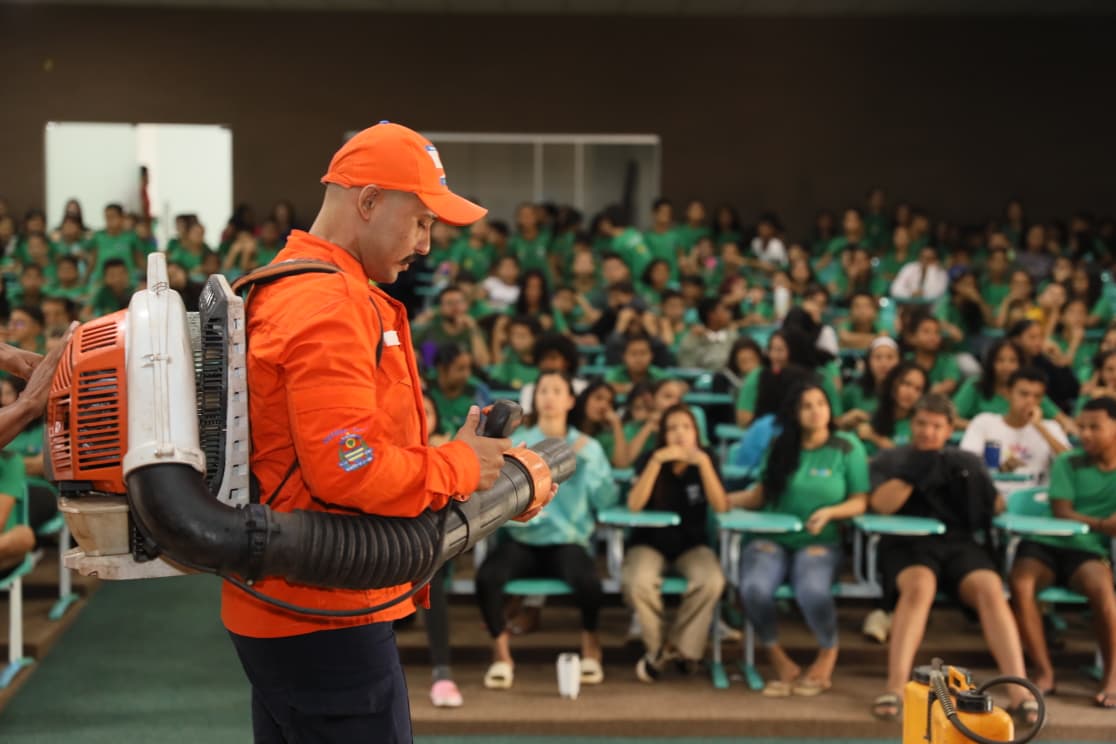 Brigadista da Defesa Civil de Palmas mostra equipamentos de combate à incendios florestais aos alunos da ETI  Fidencio Bogo