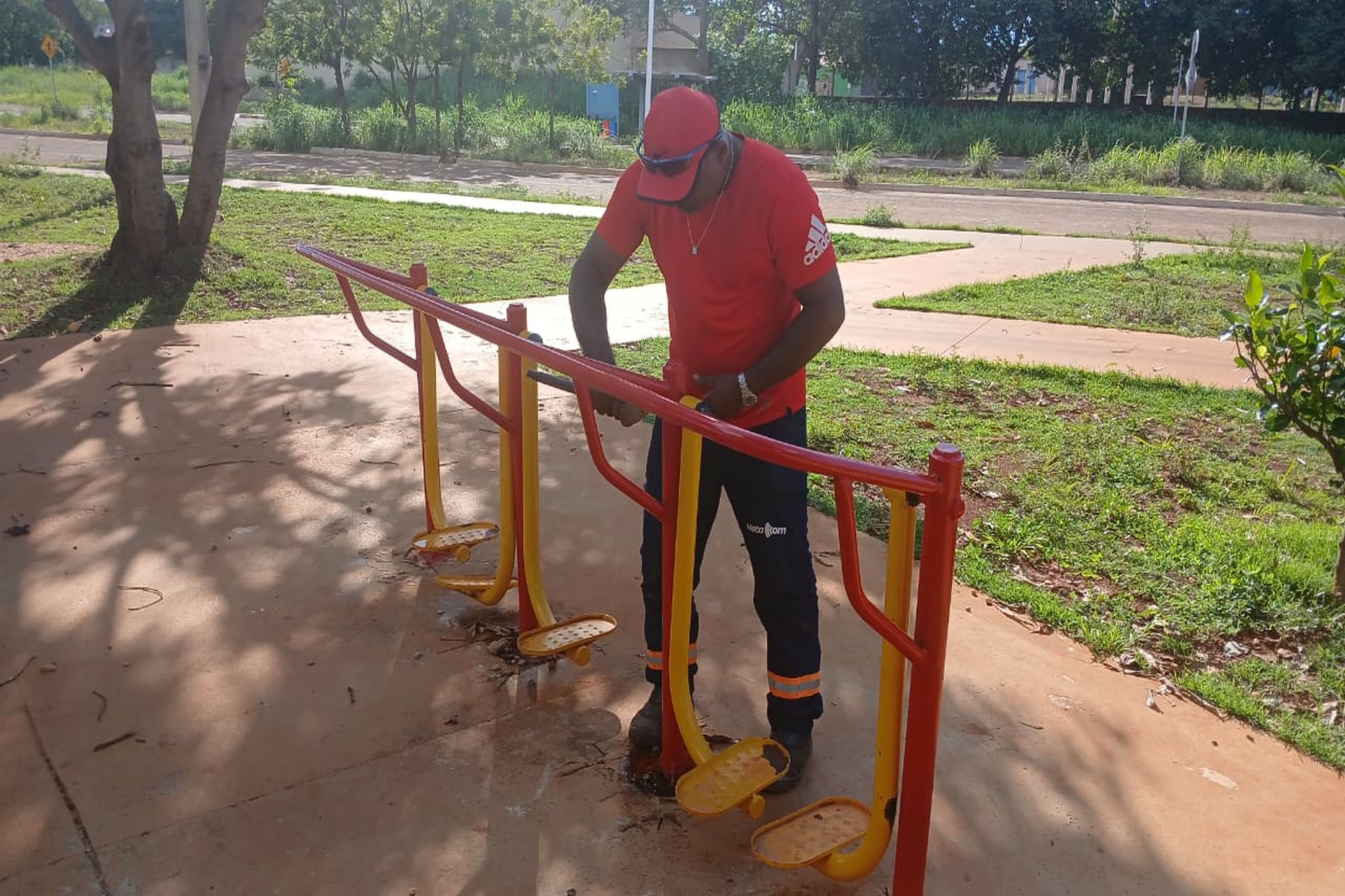 Foi realizada troca de rolamento em equipamento na praça da Arno 44 (409 Norte)