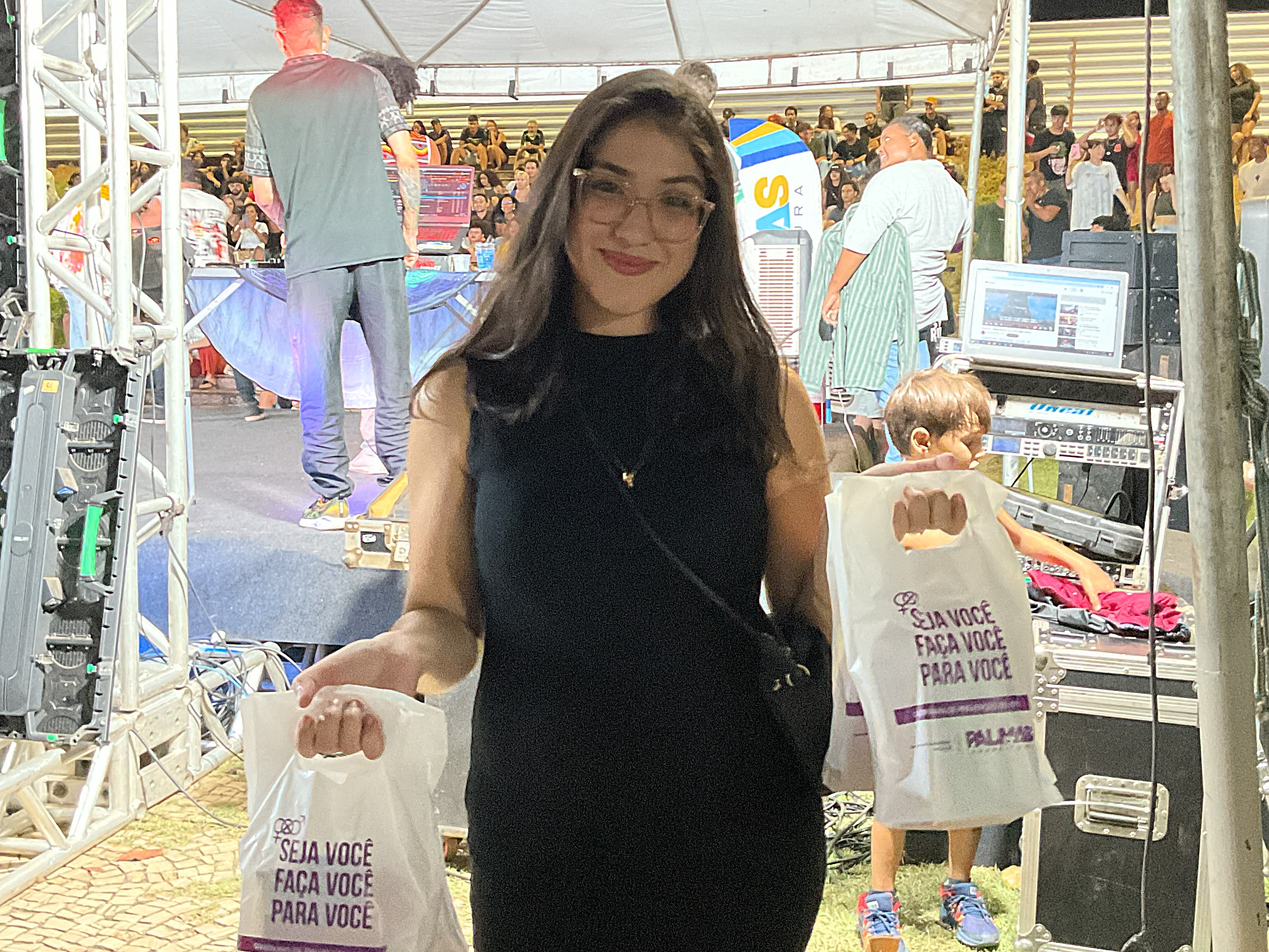 A enfermeira Moniza Diniz, servidora da área técnica de IST da Semus, distribuiu Kits de prevenção durante o evento.