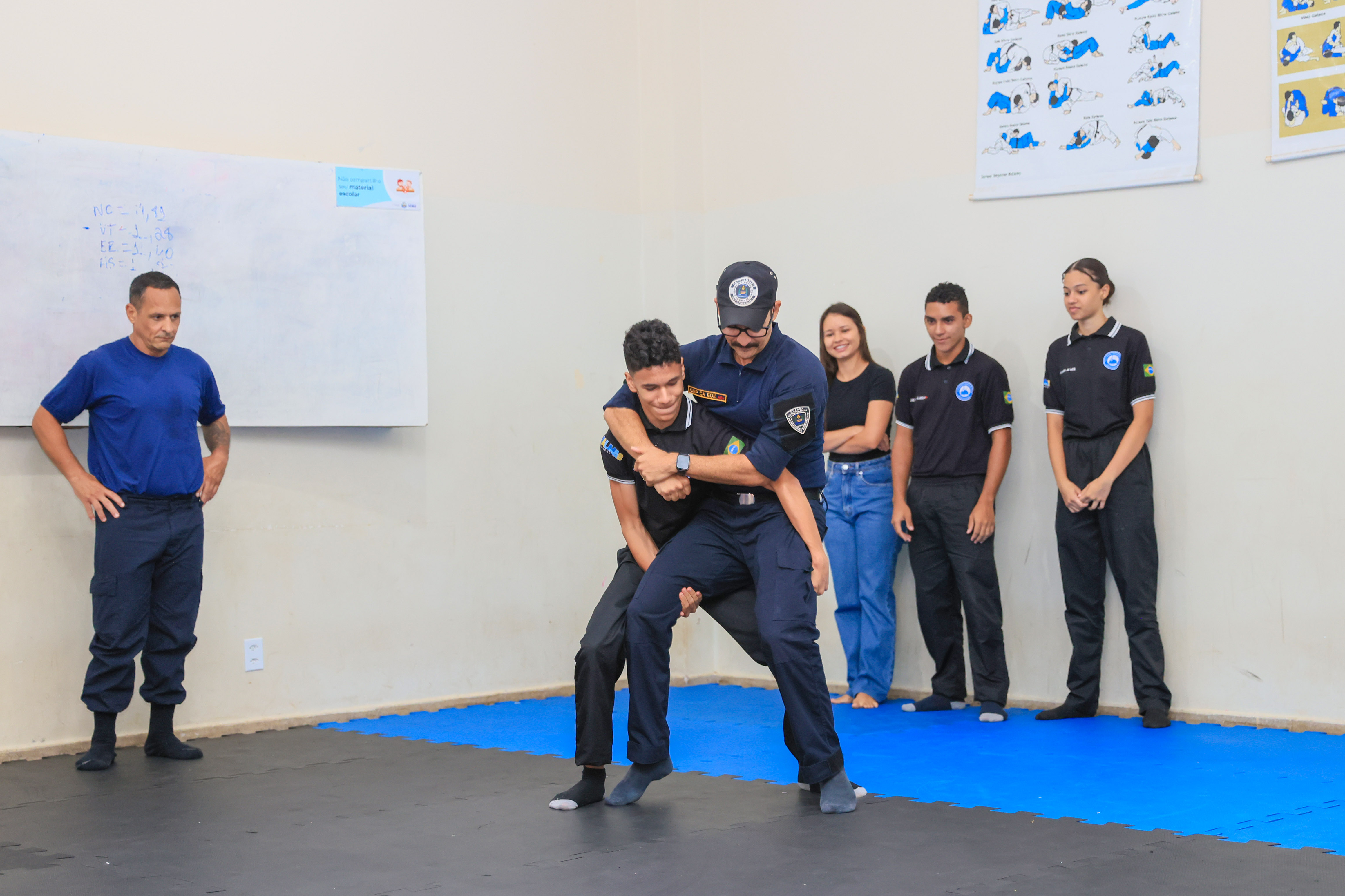 Alunos e servidores aprenderam técnicas básicas de autodefesa com aulas de jiu-jitsu