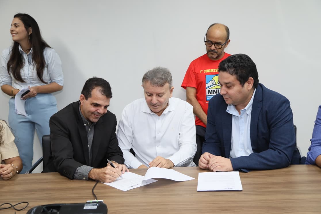 Prefeito de Palmas, Eduardo Siqueira Campos, e secretário de Habitação, Marlen Ribeiro (à esq), assinam compromisso para doação de áreas para construção de moradiaspopulares