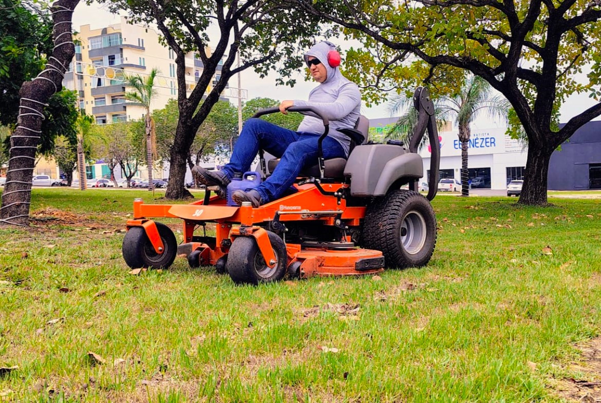 Nos canteiros centrais, trabalhadores realizam o serviço de giro zero para deixar bem aparada