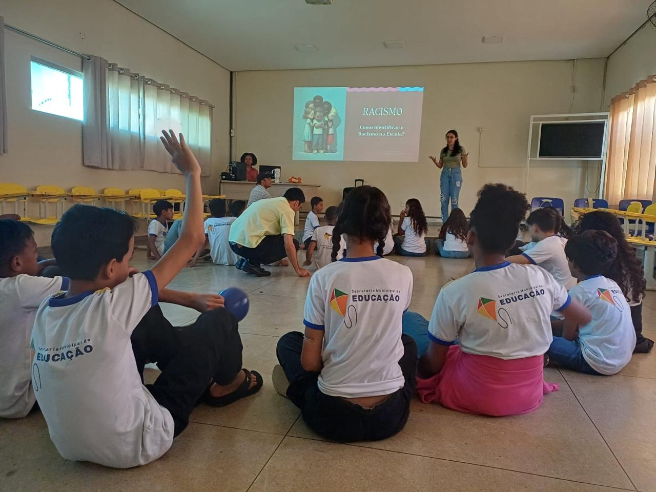 A palestra convidou os alunos à reflexão sobre o respeito, a empatia e o impacto das atitudes cotidianas