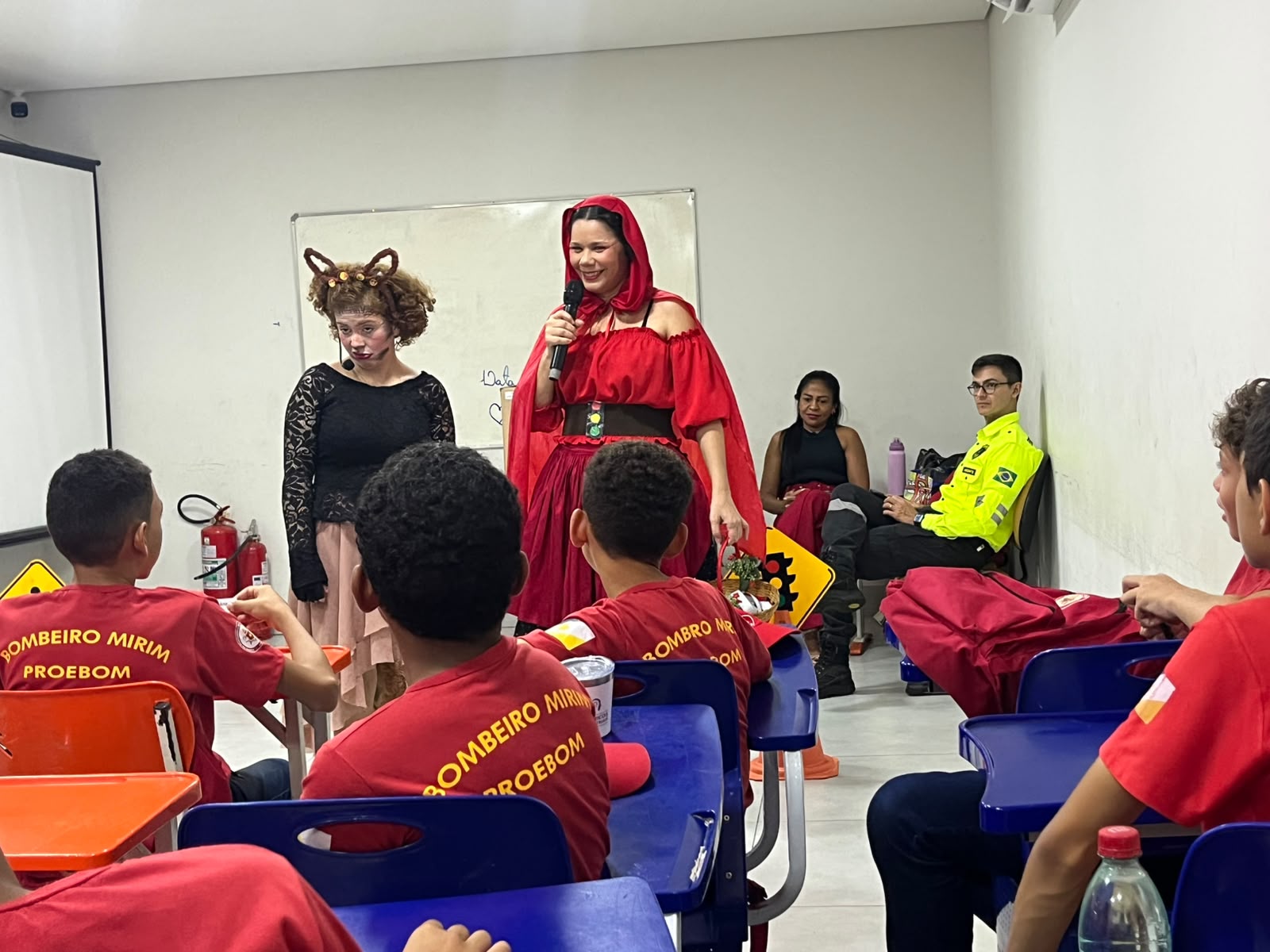 Equipe de Educação para o Trânsito de Palmas leva orientações de segurança viária a alunos do Proebom