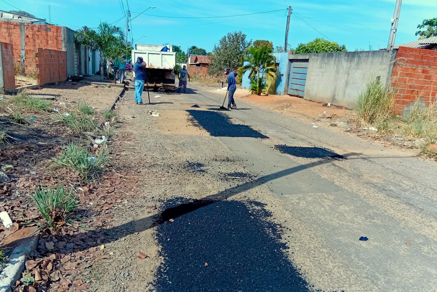 Equipe da Zeladoria Urbana durante serviço de tapa-buraco no Setor Palmas Sul